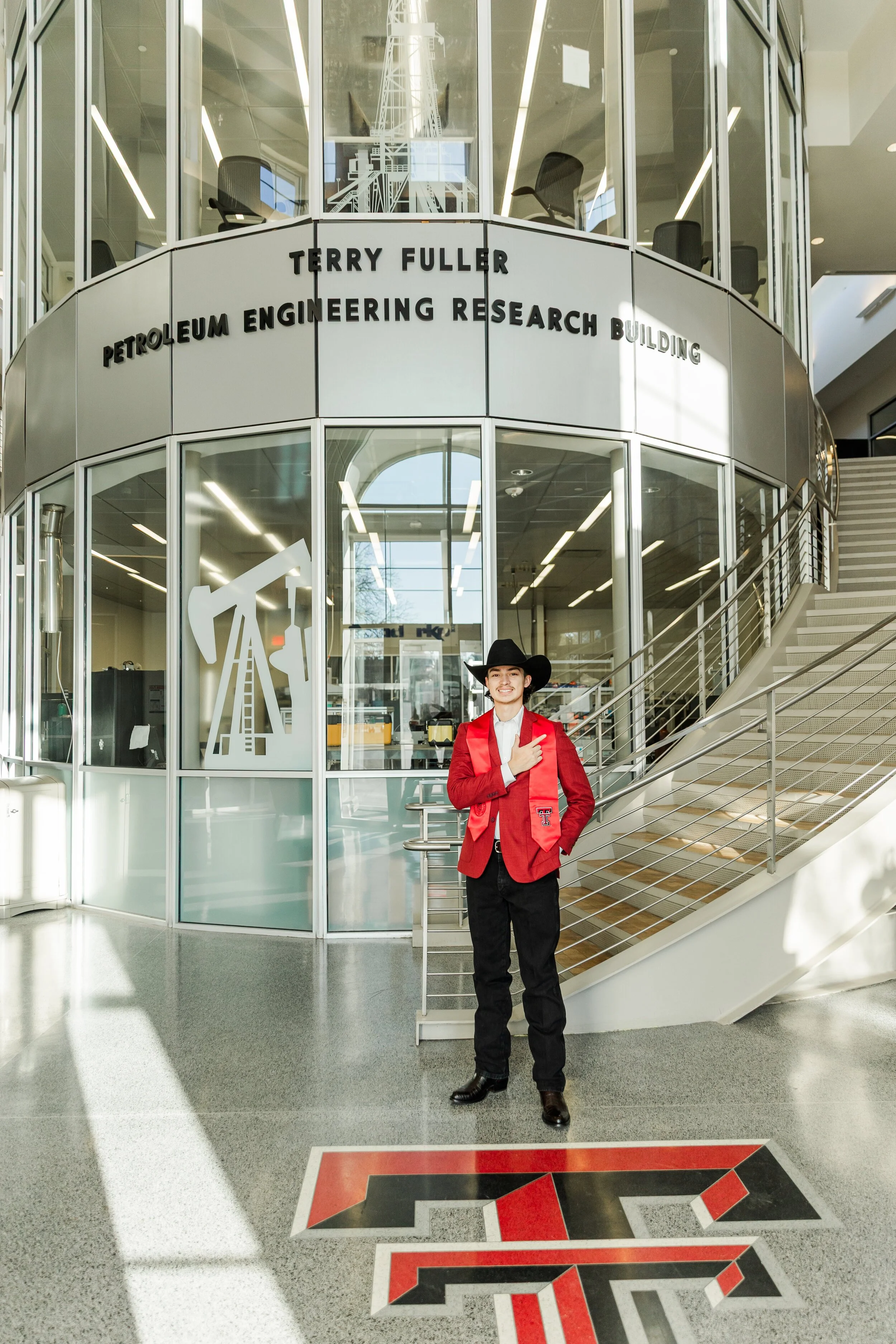 Raymond 2025-35_processed_by_imagy.jpg