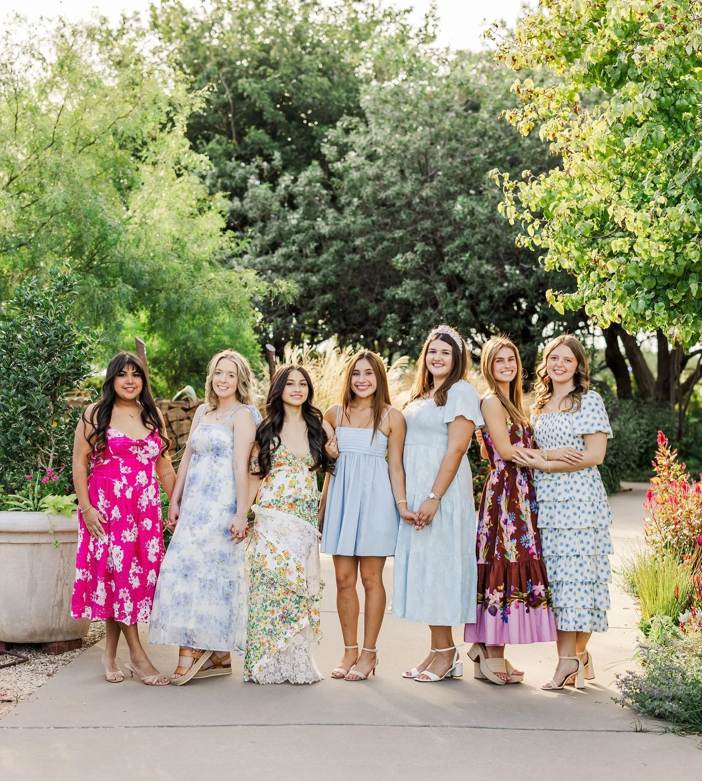 BACK TO SCHOOL GIVEAWAY 🎉
to celebrate and kick off the spring semester, i&rsquo;m excited to giveaway a free best friend session!! 

in just 48 hours, one lucky COLLEGE student at TTU will win a FREE 1 hour friends group session (worth $600) 

Here