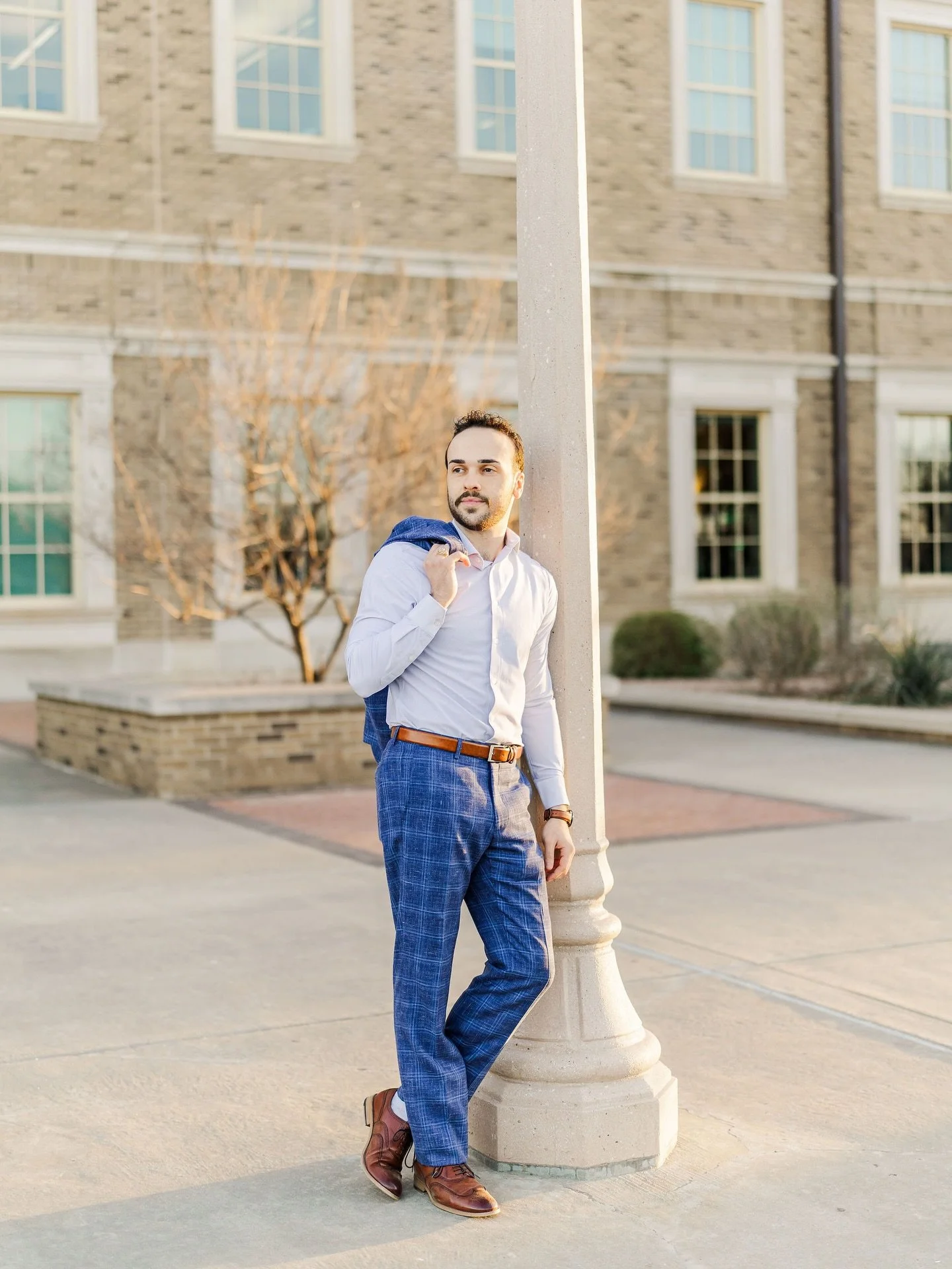 Your next graduation photo inspo! But this one is for my senior guys!! Maguire&rsquo;s navy suit was on point!! 

Shot by JMP Associate: Allie