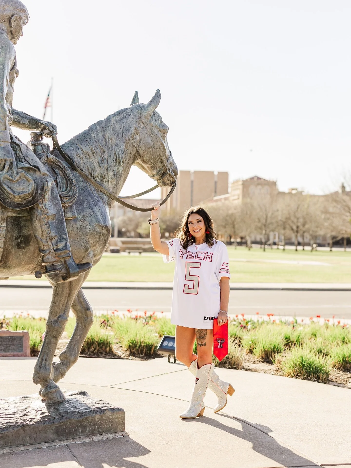 Yall! Brooke&rsquo;s Texas Tech Grad Session was AMAZING!!! Just look at her outfits!! ✨✨✨

MUA: @clarissadenise_