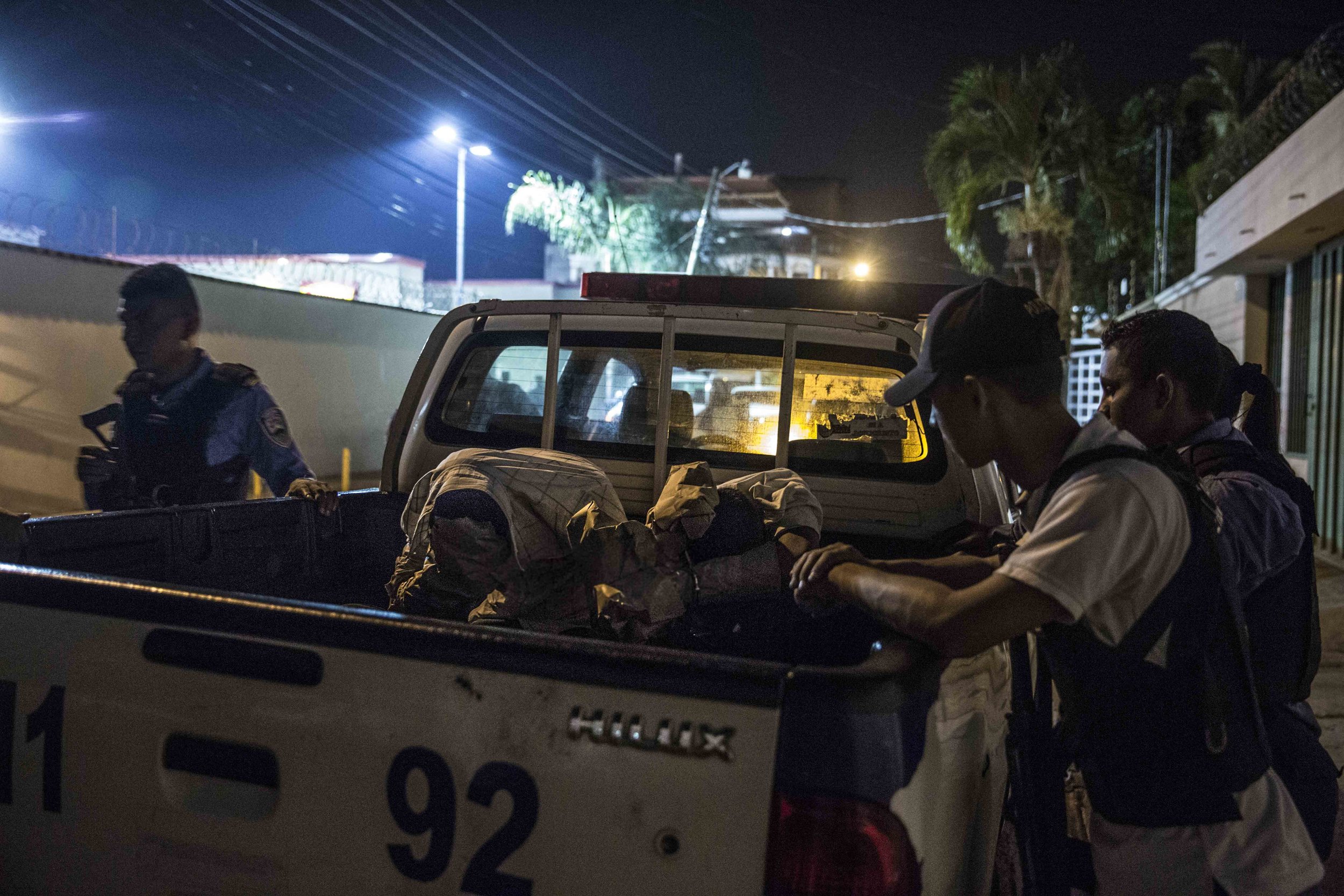  Two boys, suspected of the murder of three women and a boy a few hours before in a Tegucigalpa neighborhood, are held by the police to be later interrogated. 