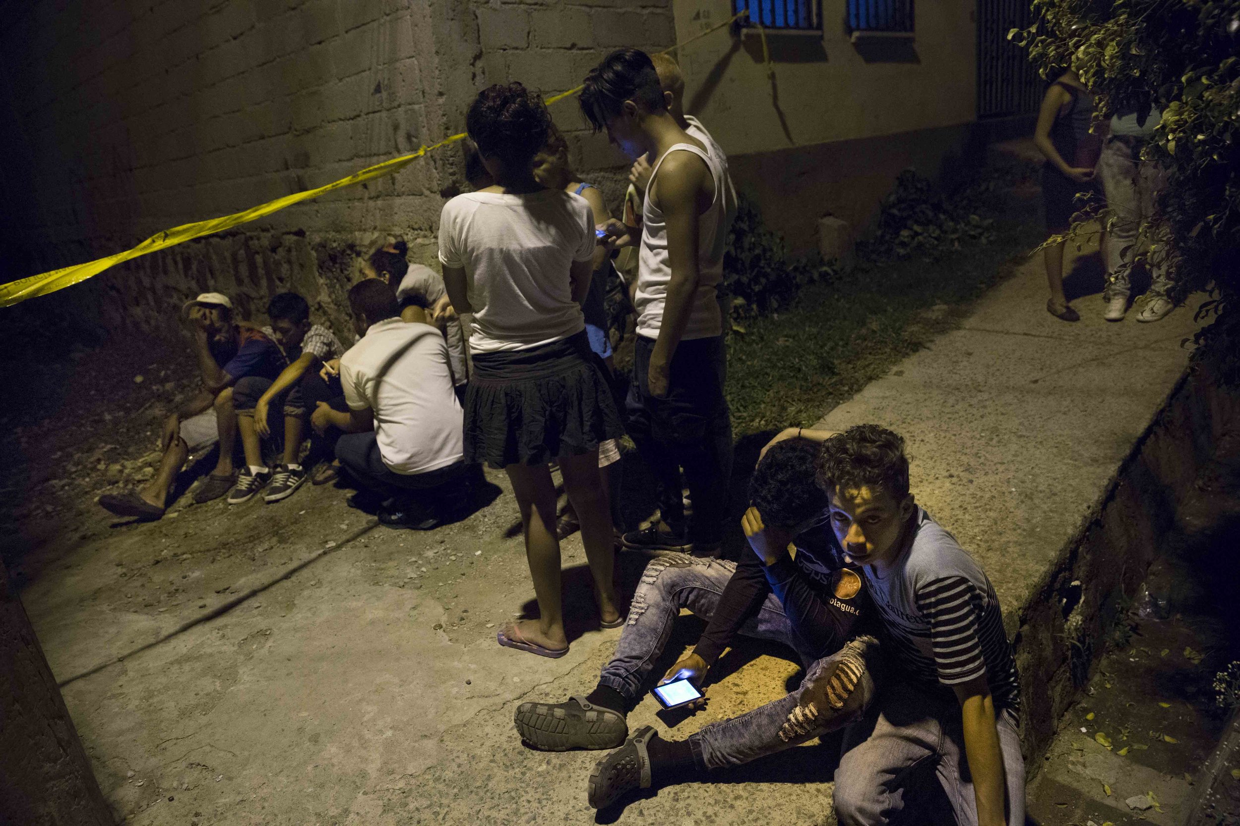 The family of a boy murdered in a Tegucigalpa neighborhood, awaits the arrival of forensic crime scene.