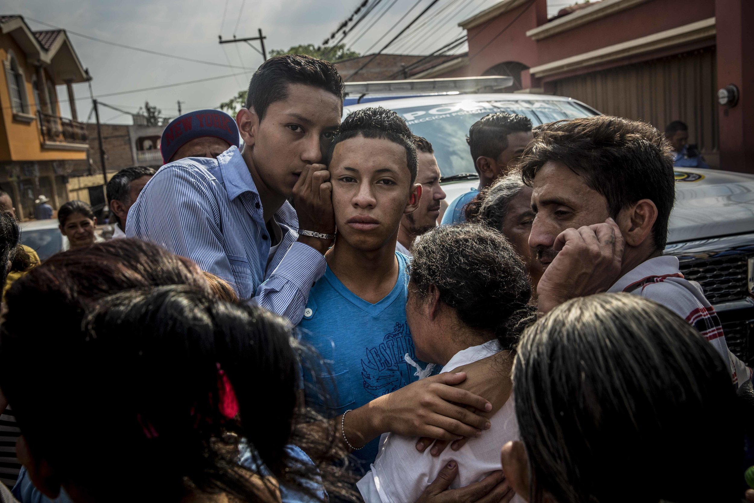 The relatives, brother and mother of two boys, Carlos Amador 22, and Edwin Amador, 20, murdered in cold blood in broad daylight on the streets of Suyapa neighborhood, Teguciaglpa, capital of Honduras.
