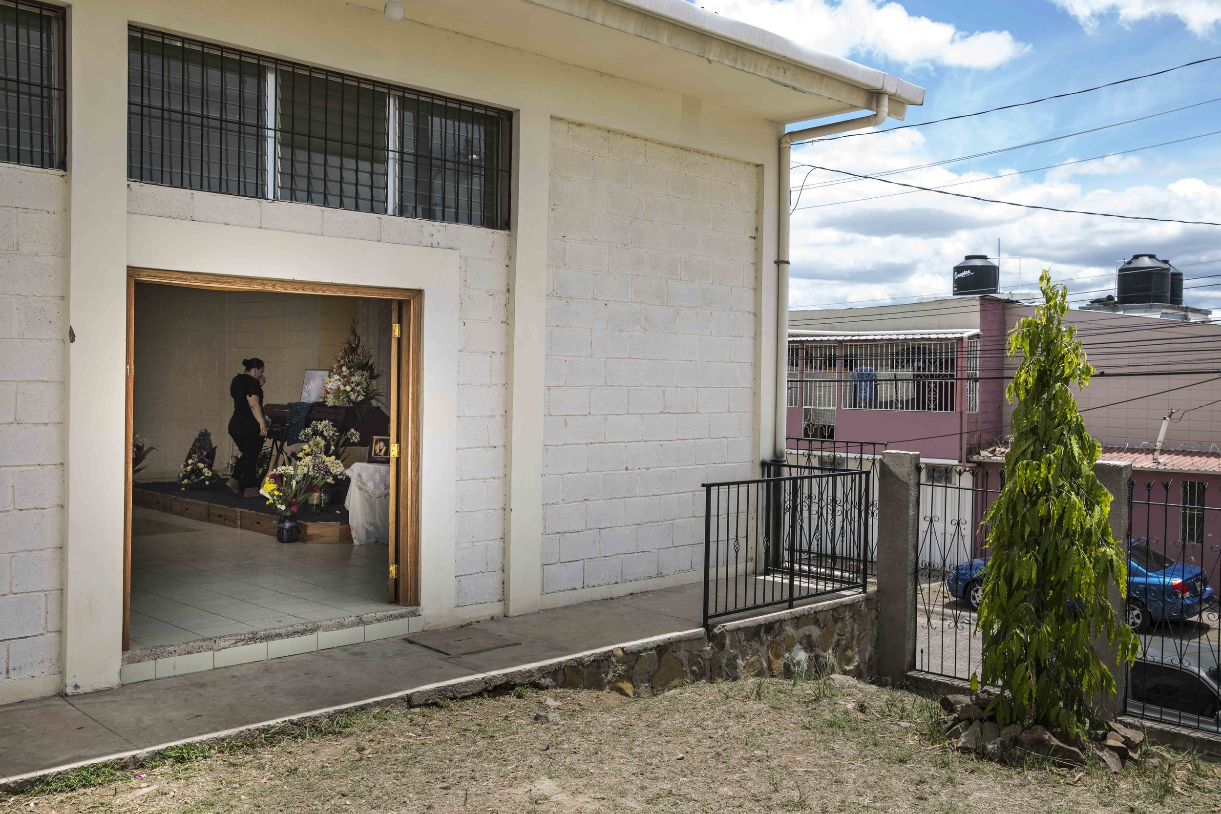 Relatives and friends of a boy murdered in the street a few days earlier, pay homage to the funeral held in a church building, a few steps from the place of the murder, in one of the most dangerous neighborhoods of the capital Tegucigalpa.
