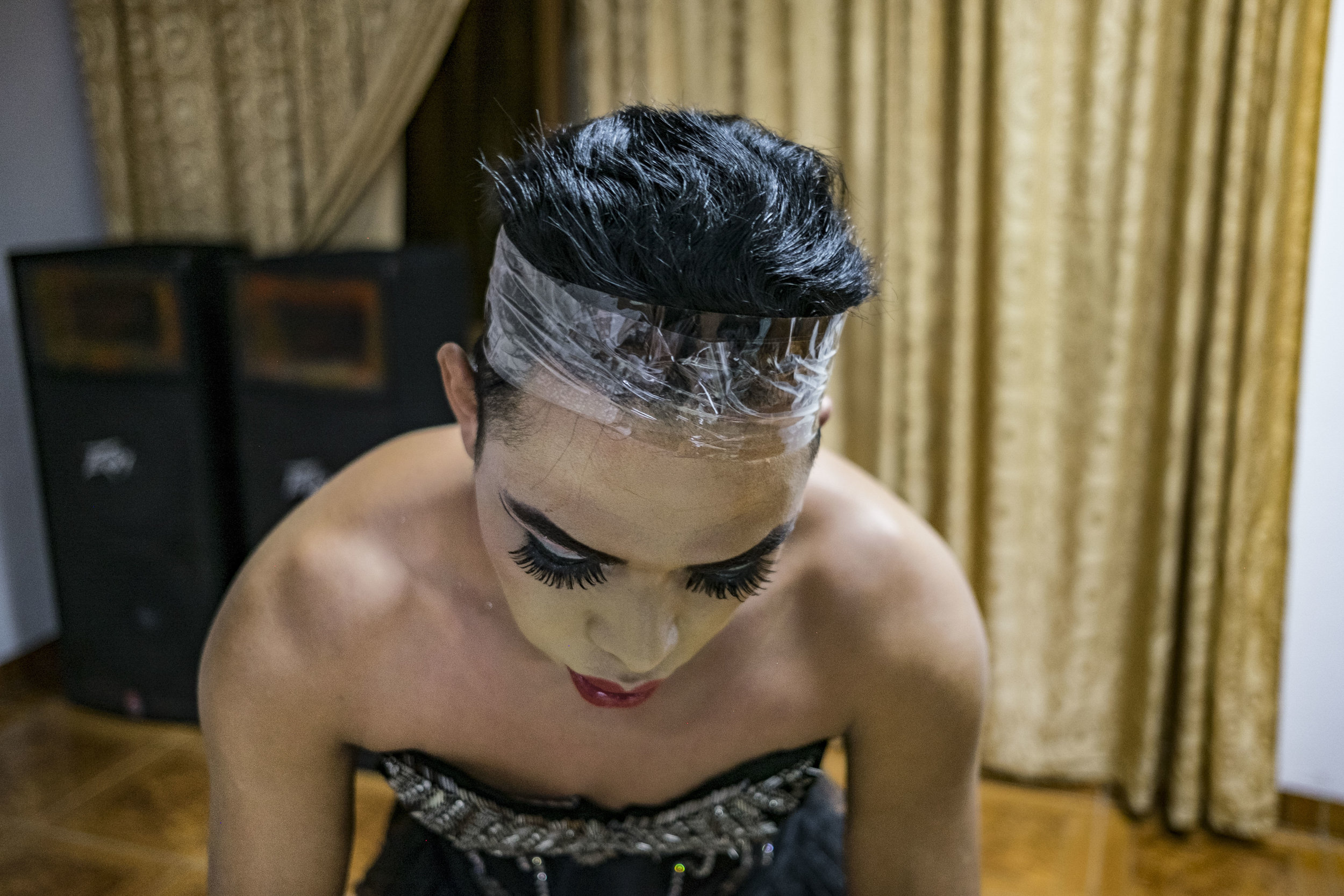 Darwin preparing for a show at the Miss Arcoiris contest, to which his brother used to partecipate.