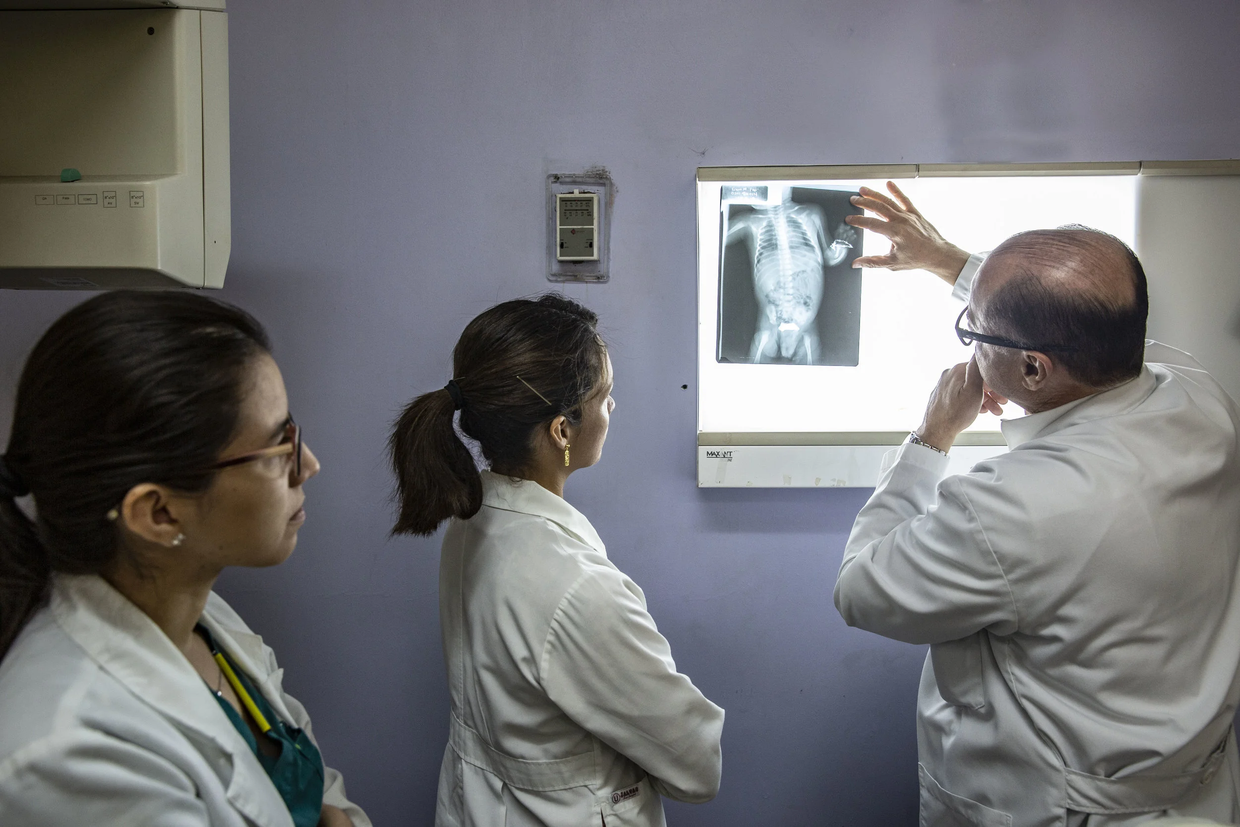 Doctor Craniotti, head of the Ruth Paz hospital in San Pedro Sula and pedriatic surgeon specialized in anorectal disfunctions works alongisde his assistans.