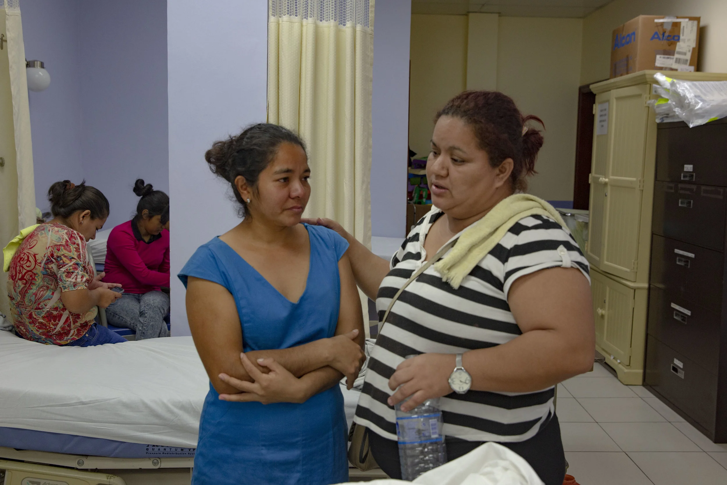 The mother of Franklin Misael Vasquez Lopez, 17, here at his bedside at the Ruth Paz hospital in San Pedro Sula, Honduras. Franklin broke his femur when he was on a motorbike with his friend. “I brought him to the public hospital, they just gave him a lot of painkillers and that’s it, they didn’t really treated him for 21 days. When his skin started to become yellowish and his leg extremely swollen then I brought him here at the Ruth Paz hospital”.
