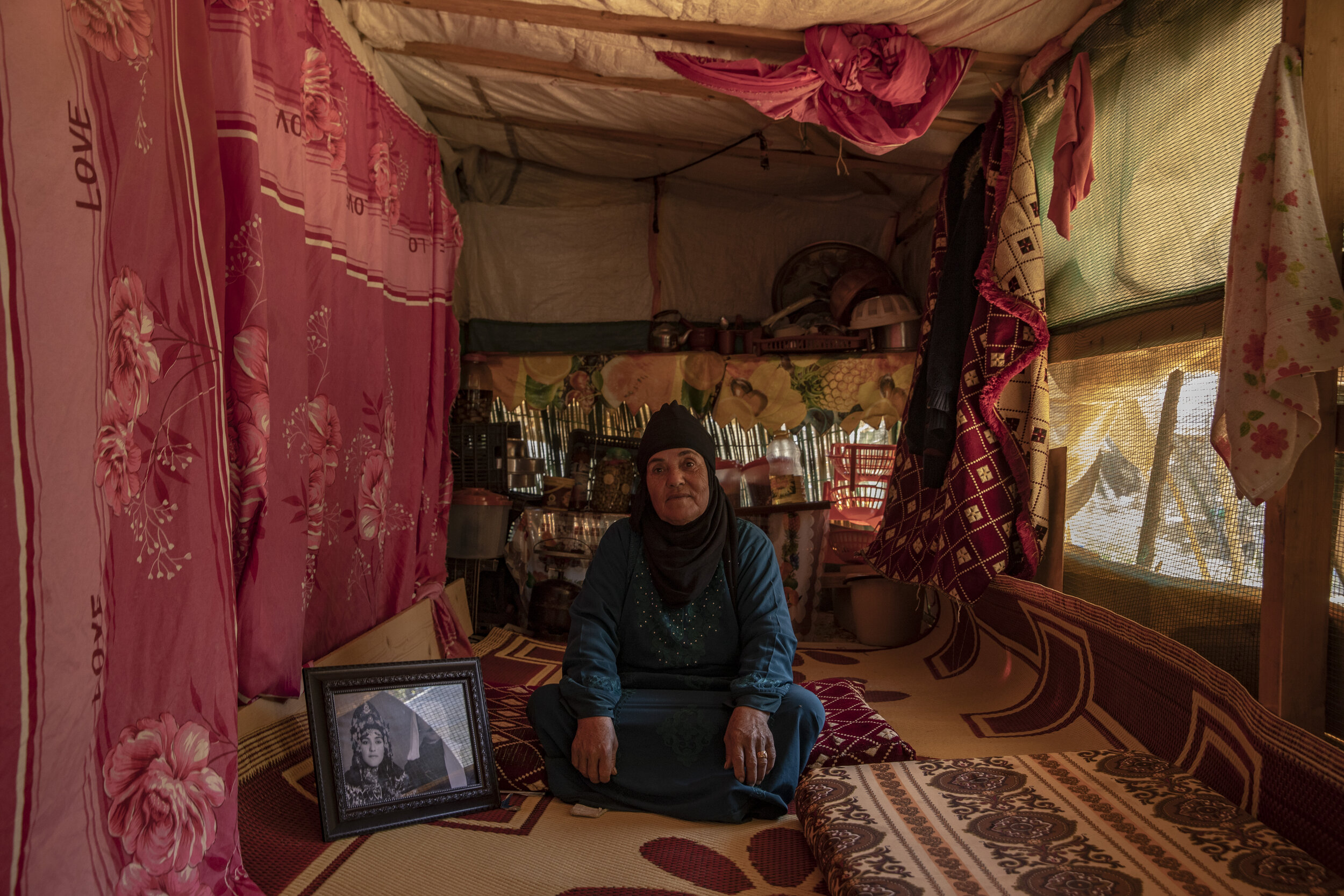  My name is Foza Agbar. The only thing that I took with me from Syria was actually a picture. I had it enlarged to put inside my tent. It’s a memory from my husband, to feel that he is always with me and I always remember him. I had a very big apartm