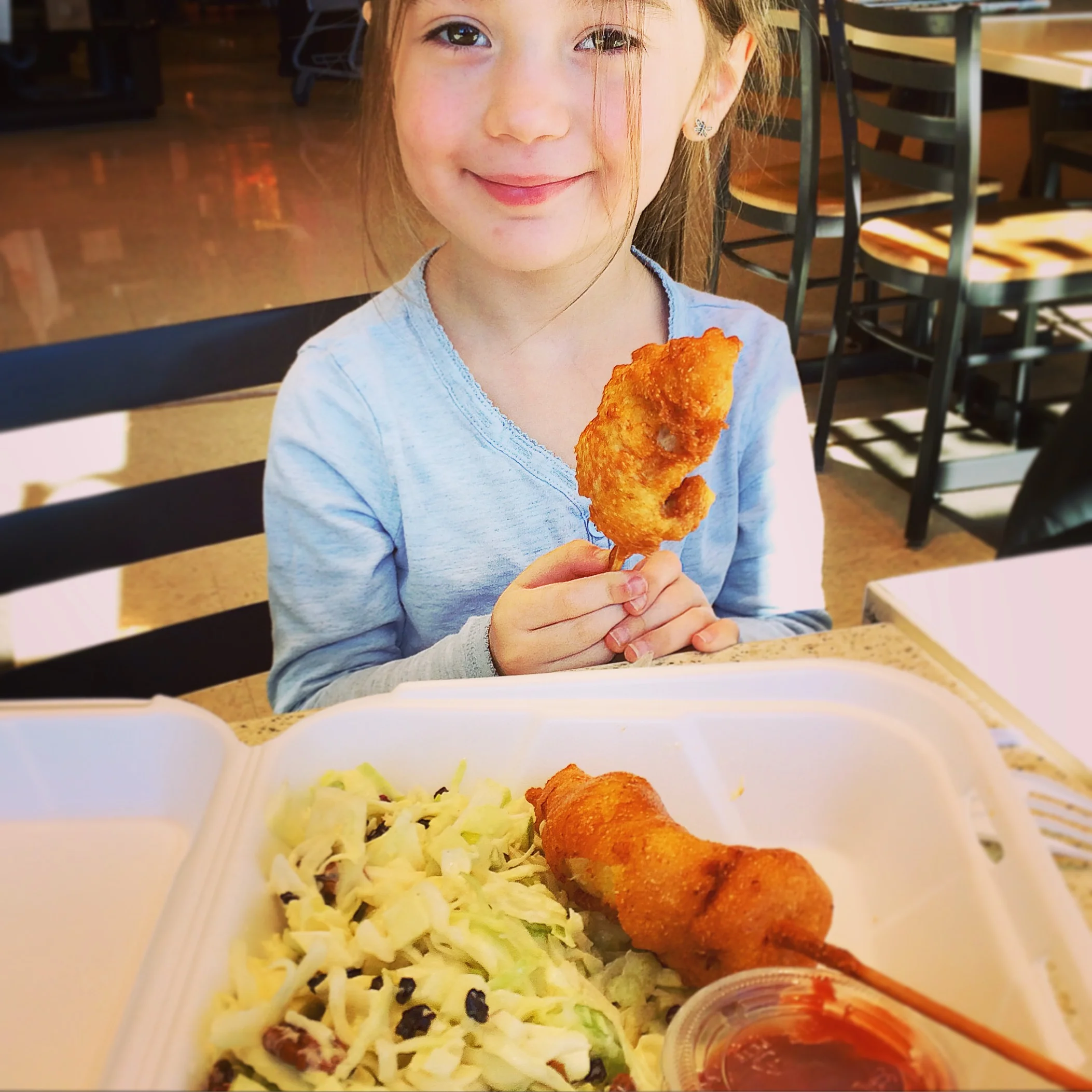 Pogos au poulet et salade de chou aux pommes, raisins et pacanes