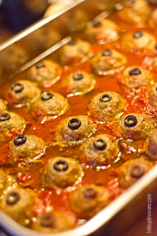 Yeux globuleux ensanglantés