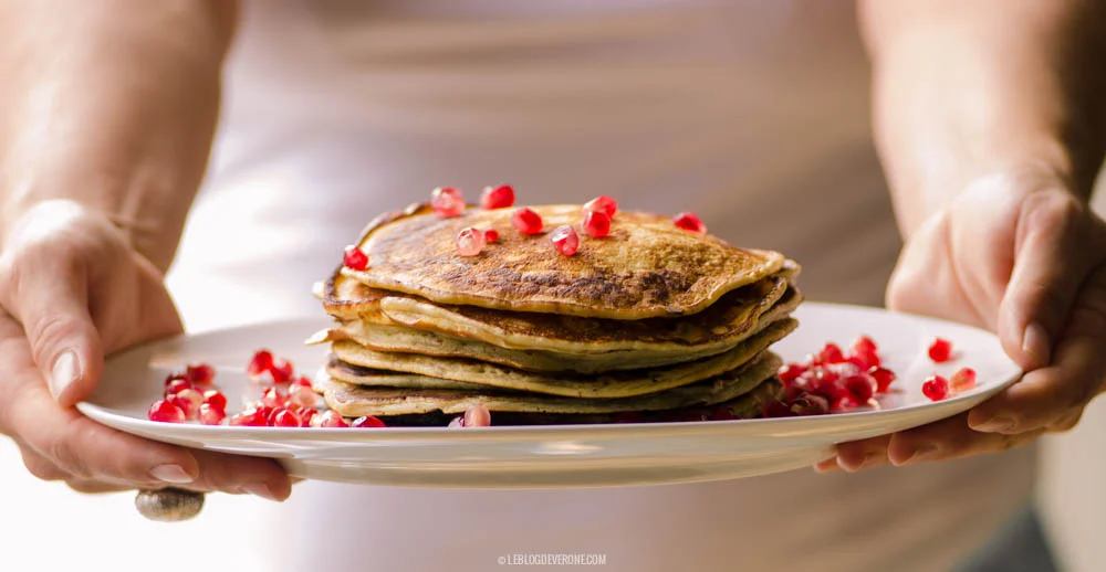 Les fameuses pancakes, servis avec yogourt au zeste d'orange et pacanes caramélisées
