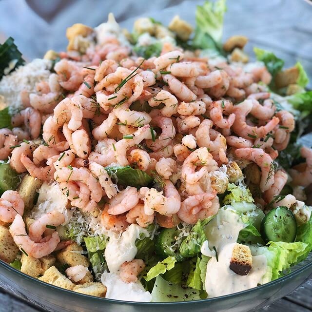 Salade cesar aux petites crevettes #summernights #cesarsalad #shrimps #cookforthoseyoulove