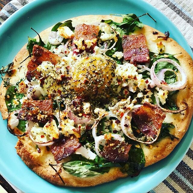 Pizza d&eacute;jeuner : oeuf , bacon, &eacute;pinards, &eacute;chalotes fran&ccedil;aises, feta et oregano #breakfastpizza #egg #spinach #bacon #feta #oregano