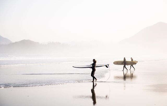 Happy Summer Solstice 🌞🌞🌞 How many surf sessions can you fit in the longest day of the year? 🏄🏼&zwj;♀️🏄🏼&zwj;♀️🏄🏼&zwj;♀️ Photo by @bryannabradleyphotography 
#surfergirl #surfsister #pnw #beach #coldwatwersurf #sunrise