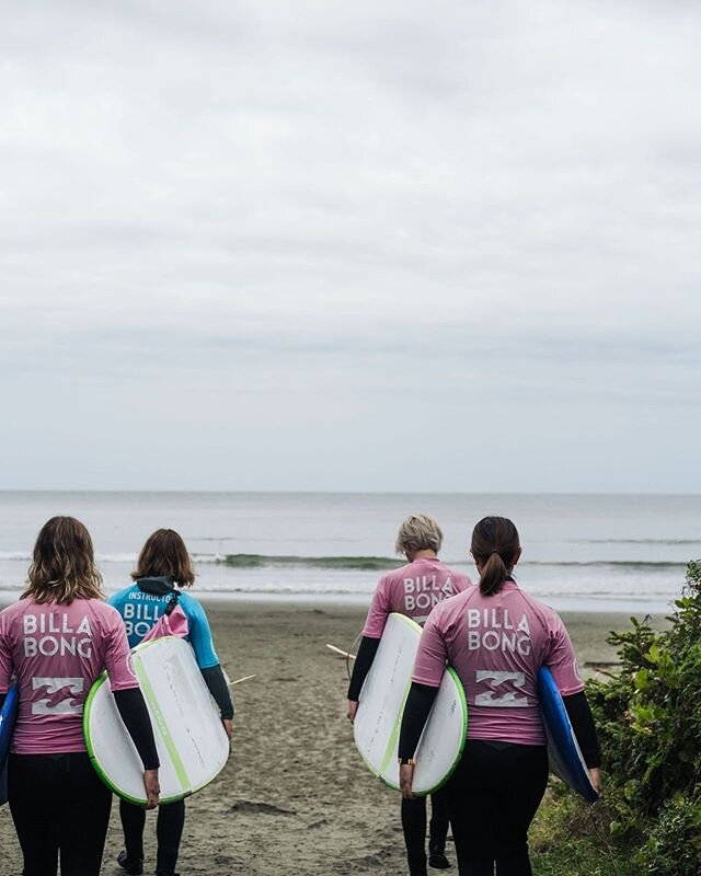 Who's gonna go surfing today? We sure are!! 🏄🏼&zwj;♀️🏄🏼&zwj;♀️ If you are thinking of coming surfing with us, we recommend booking at least a week prior to your stay so we can be sure to be able to take you out! Our books are starting to be prett