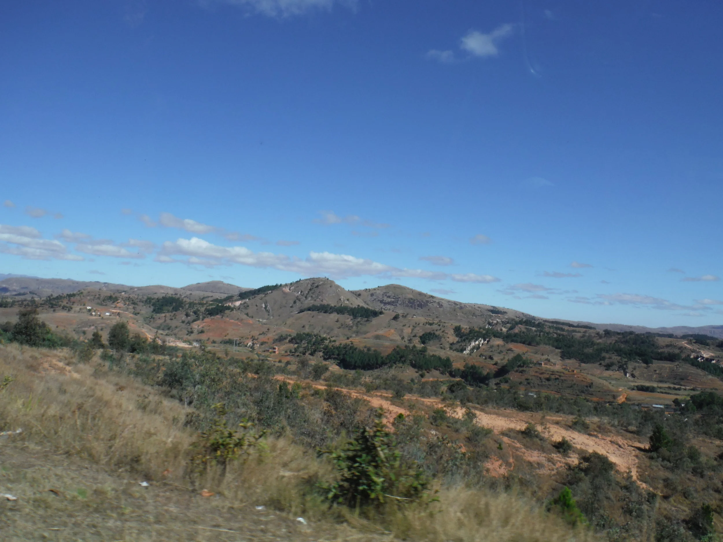 Paingotra: Iza no tena poeta? Iza no mpanoratra? 