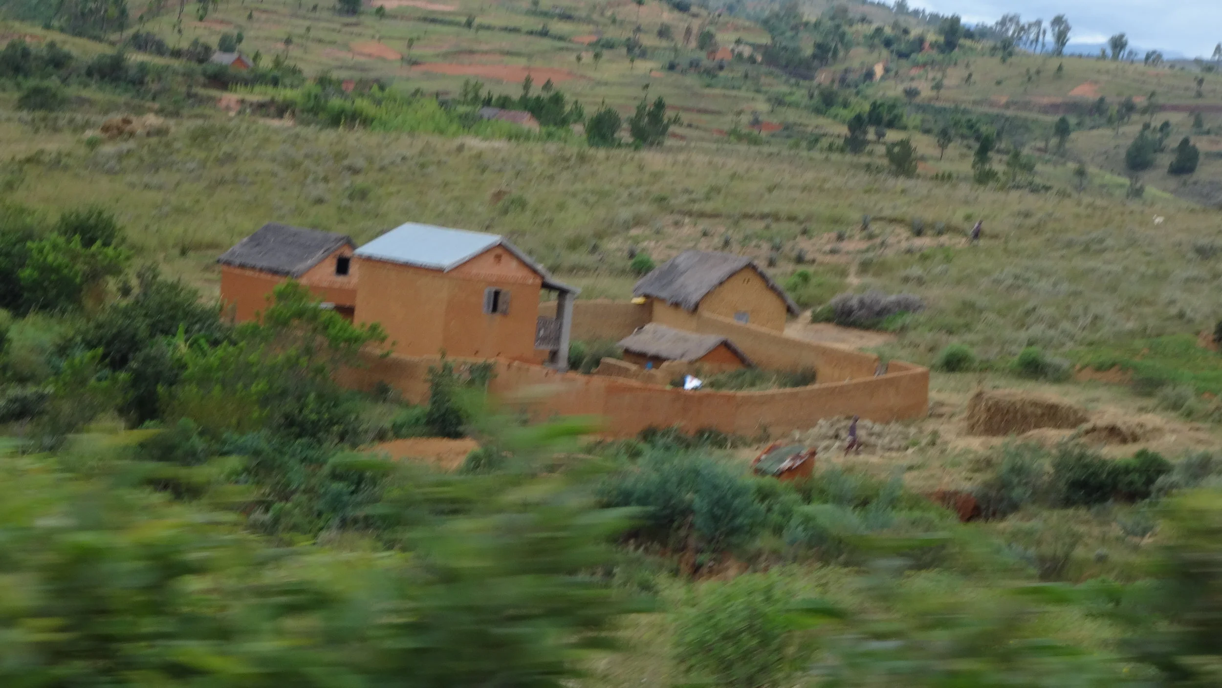 ILAY SOMBIN-TARATASY SISA