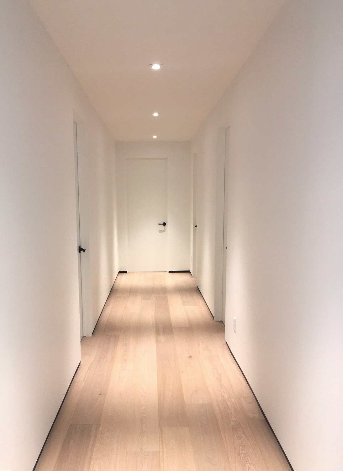 renovation corridor bois huile porte eclairage blanc GCT.JPG