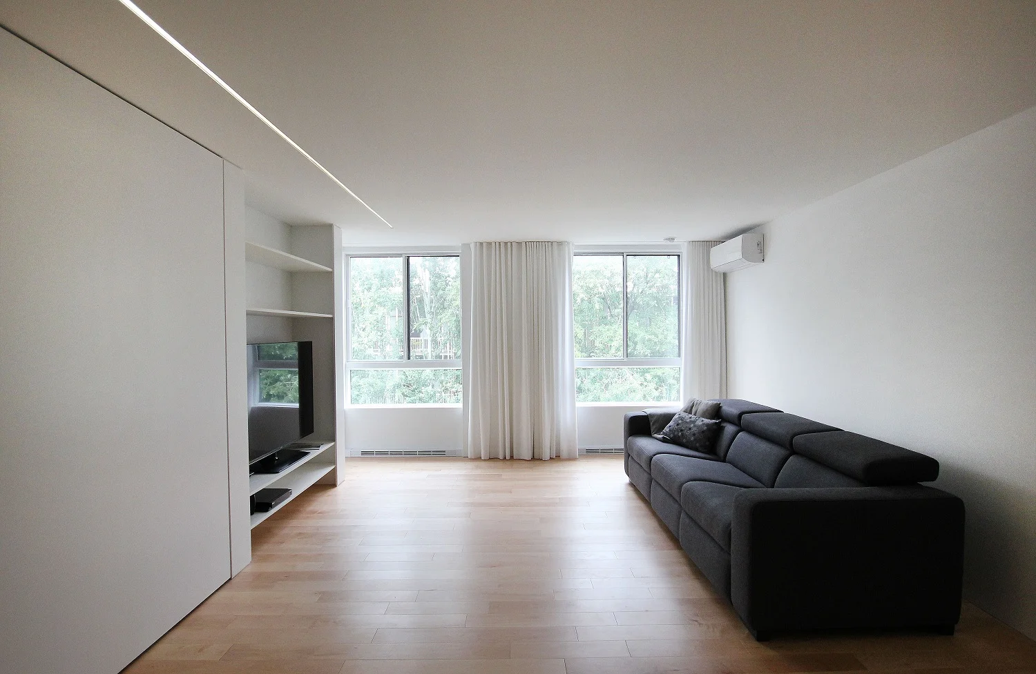renovation condo salon ebenisterie mdf blanc bois GCT.jpg