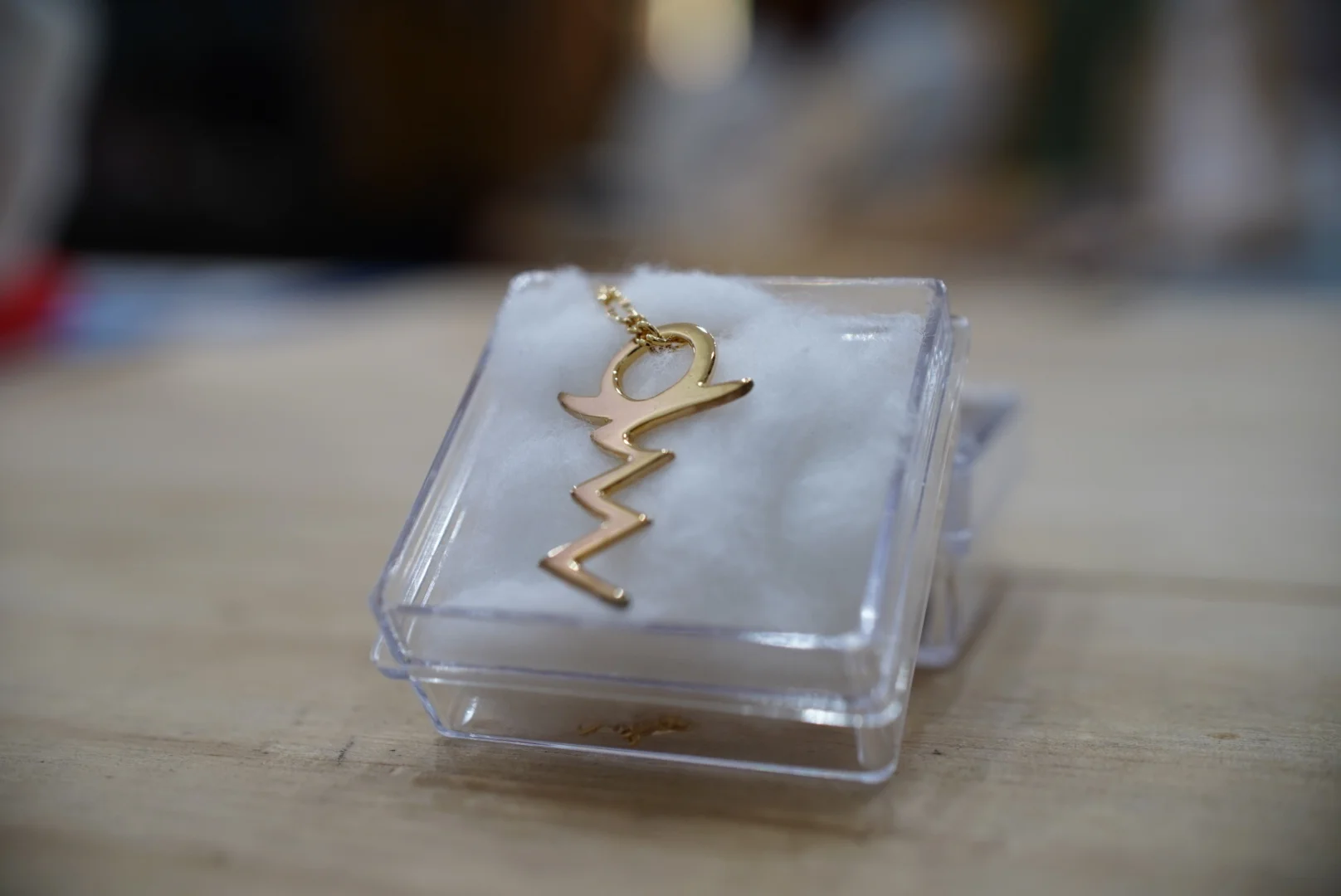 Fabricando un símbolo en plata con chapa de oro