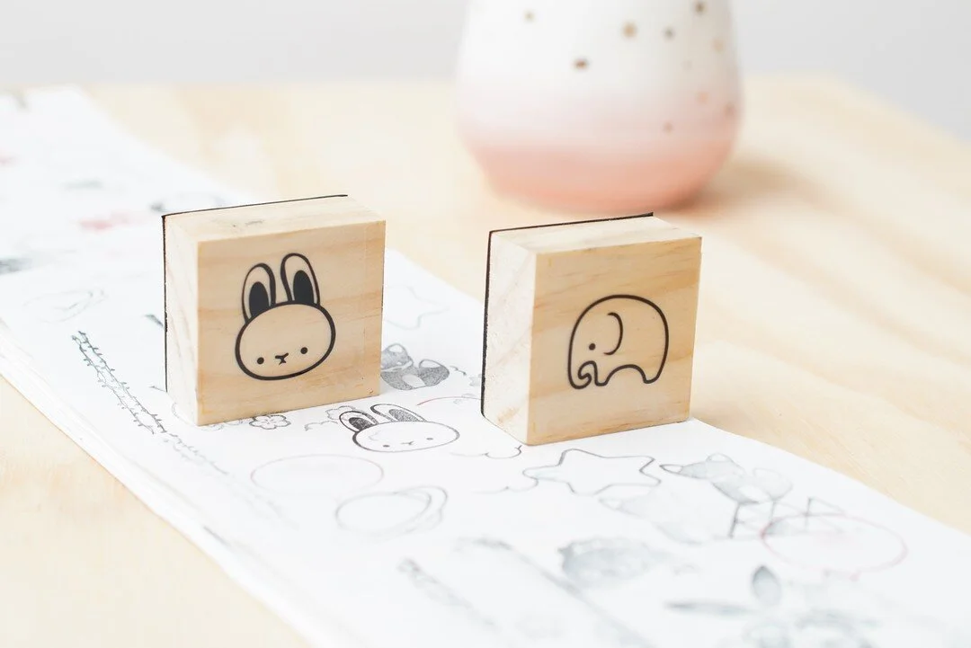 Decora libretas, agendas o portadas con nuestros sellos de madera. Tenemos m&aacute;s de 50 dise&ntilde;os diferentes y tintas de distintos colores para tus propias creaciones 🐰 ⠀
Los puedes encontrar en nuestra tienda ubicada en &Aacute;lvaro obreg