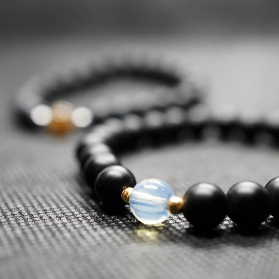 Cristal satinado y piedras naturales. Tenemos m&aacute;s de 30 modelos diferentes en tienda ✌️
Cuarzos, &aacute;gata, ojo de tigre, madera, cristales de colores y m&aacute;s.
.
#pulsera #pulserasparejas #regalosoriginales #regalo #cristal #cuarzo #su