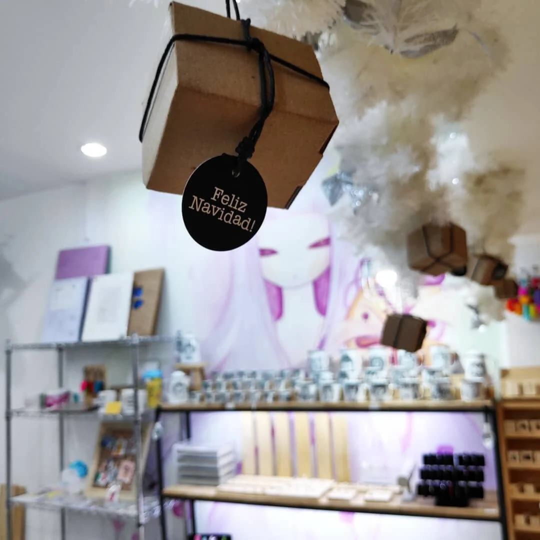 Ya estamos adornando la tienda para la temporada navide&ntilde;a🎄🎁
.
.
.
.
#navidad #feliznavidad #regalos #invierno #adornos #decoracionnavide&ntilde;a #romanorte #cdmx #numo #numotienda #dise&ntilde;o #dise&ntilde;omexicano #hechoenmexico