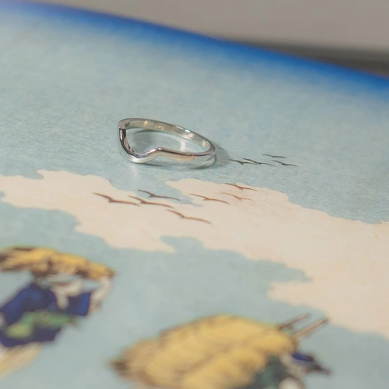 Anillo 半 han ☁️🐦
.
.
.
.
.
#hokusai #cielo #anilloplata #anillo #numo #azul #plata #リング #sky #paisajes #dise&ntilde;o #blanco #viajeros