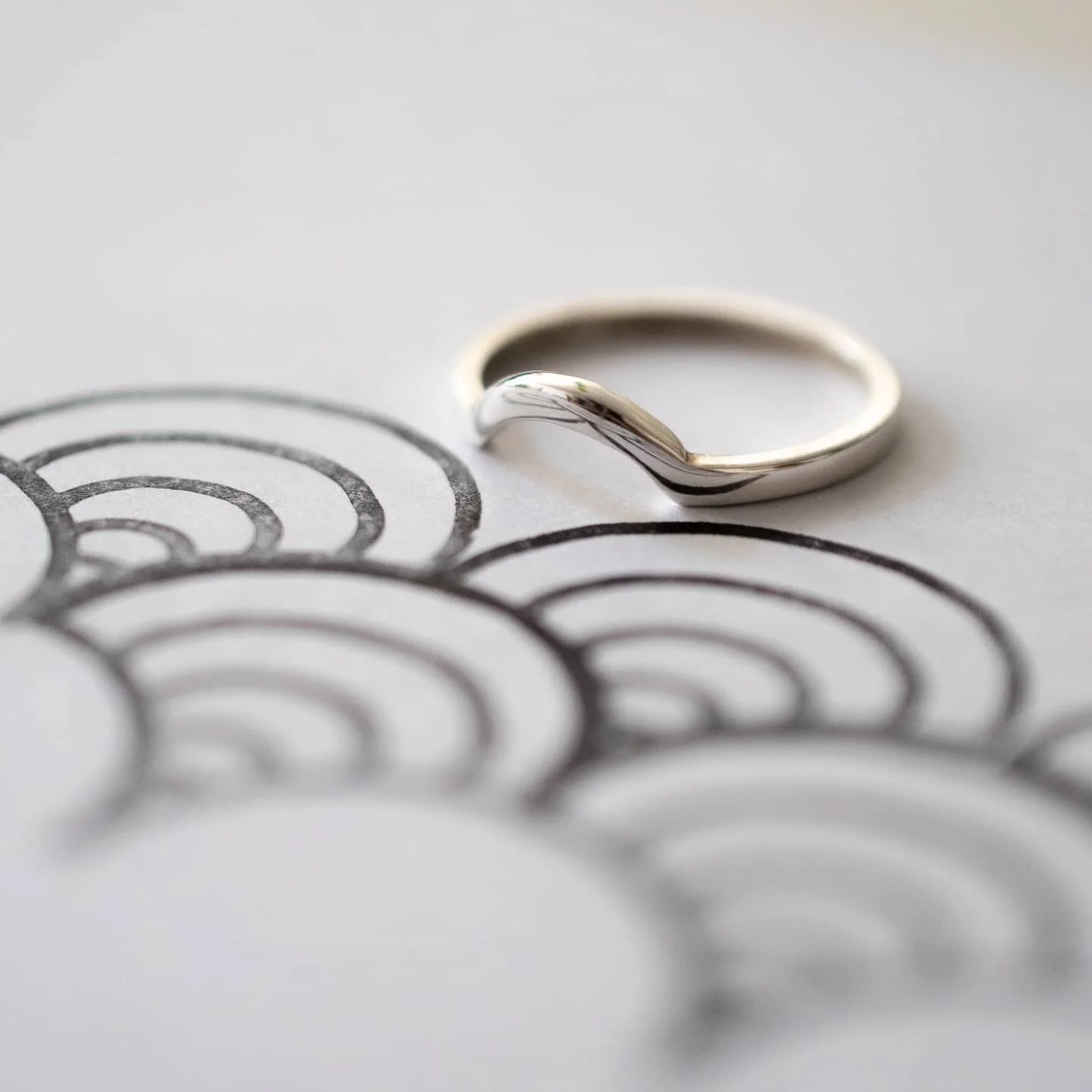 Este patr&oacute;n lo hice con los sellos que tambi&eacute;n hago en @proyecto_numo 💮
.
.
.
.
.
#joyeria #plata #hechoamano #dise&ntilde;o #numo #proyectonumo #magia #Mexico #mitad #complemento #amanecer #reflejo #stackablerings #rings #jewelry #jew