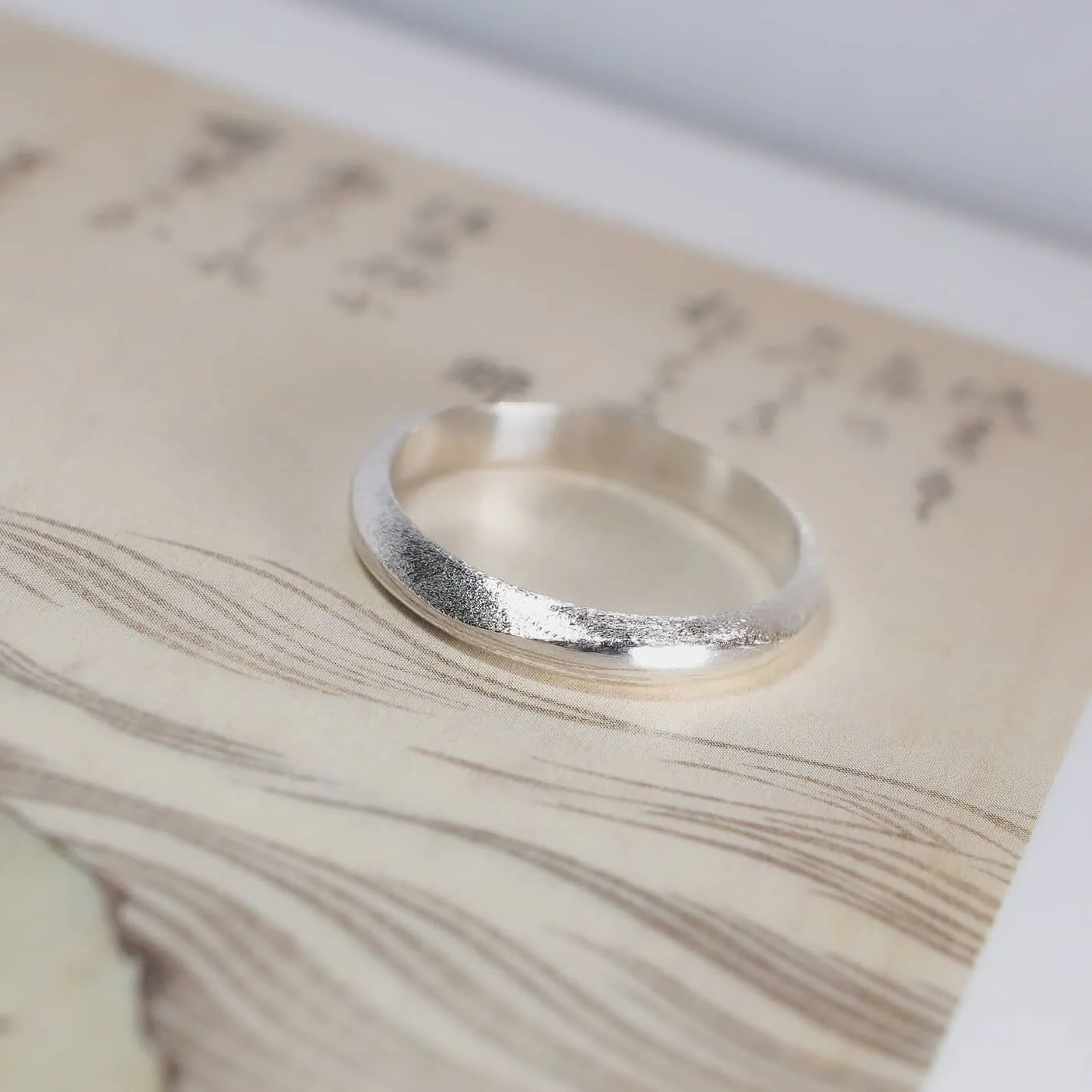 L&iacute;neas de Hokusai ☁️
.
Hay tantos elementos que me gustan de Hokusai que ser&iacute;a injusto ponerle as&iacute; al anillo... Voy a terminar con hokusai 1, 2 ,3 , 45.
.
En un viaje consegu&iacute; este libro y aunque no le entienda casi nada a
