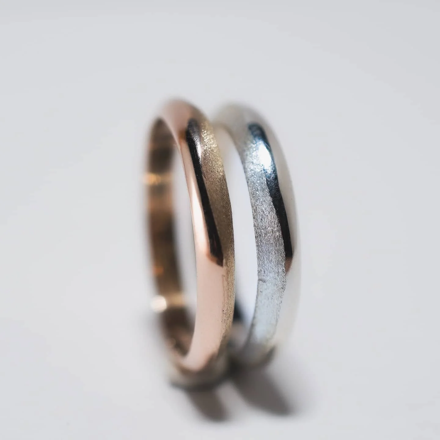 Sin importar el camino de uno, complementa al otro ✨
.
Argollas en oro y plata, individual o en par.
.
.
.
.
.
#parejas #argollas #plata #oro #dise&ntilde;o #simple #design #mexico #joyer&iacute;a #numo #numojoyeria #anillo #可愛い #onda #asimetrico #ja