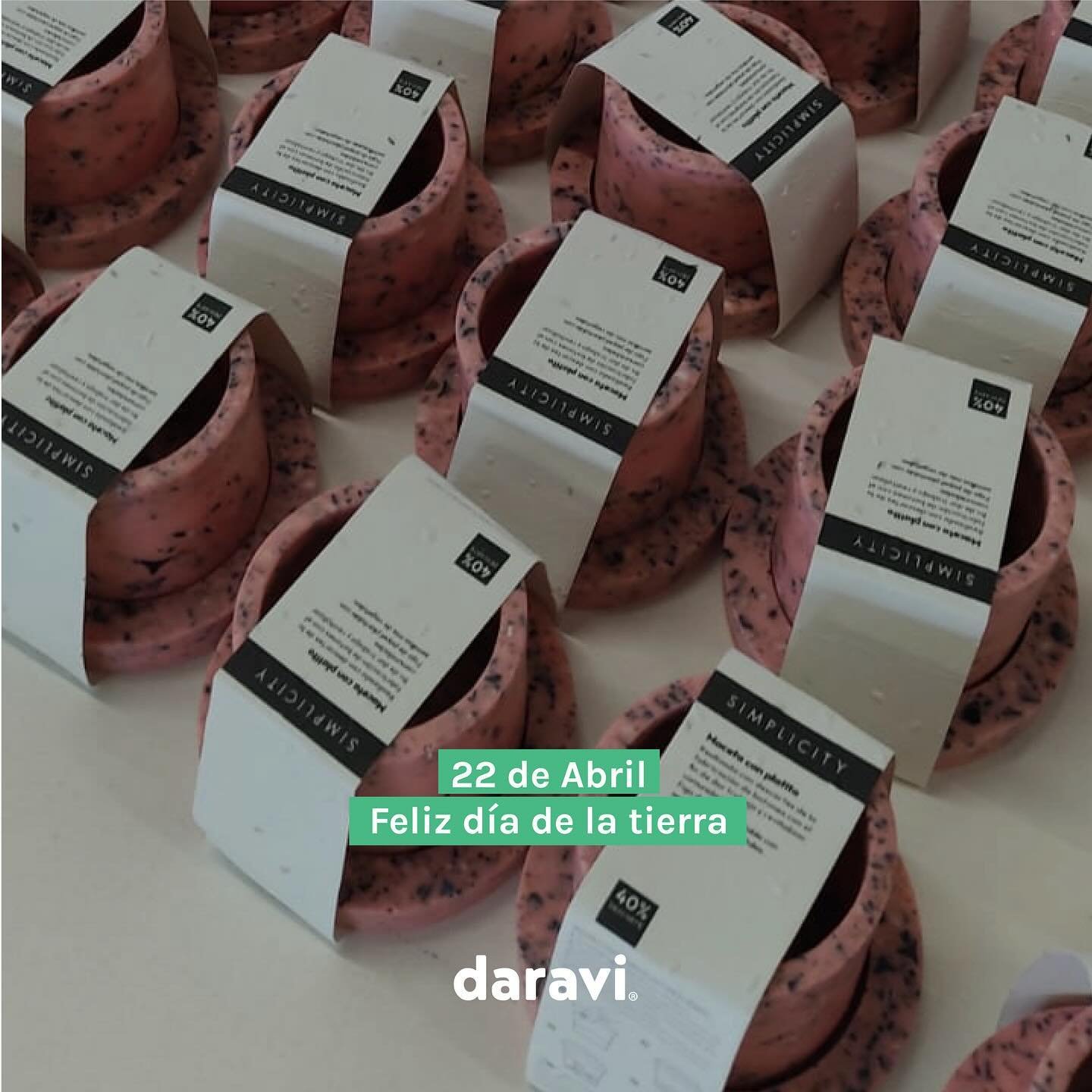 🌍♻️ &iexcl;Feliz D&iacute;a de la Tierra! En Daravi, estamos comprometidos con el medio ambiente y la sostenibilidad. Este mes producimos 400 Macetas Tube hechas a partir de botones de descartes para @farmacityoficial . &iexcl;Estas Macetas son solo