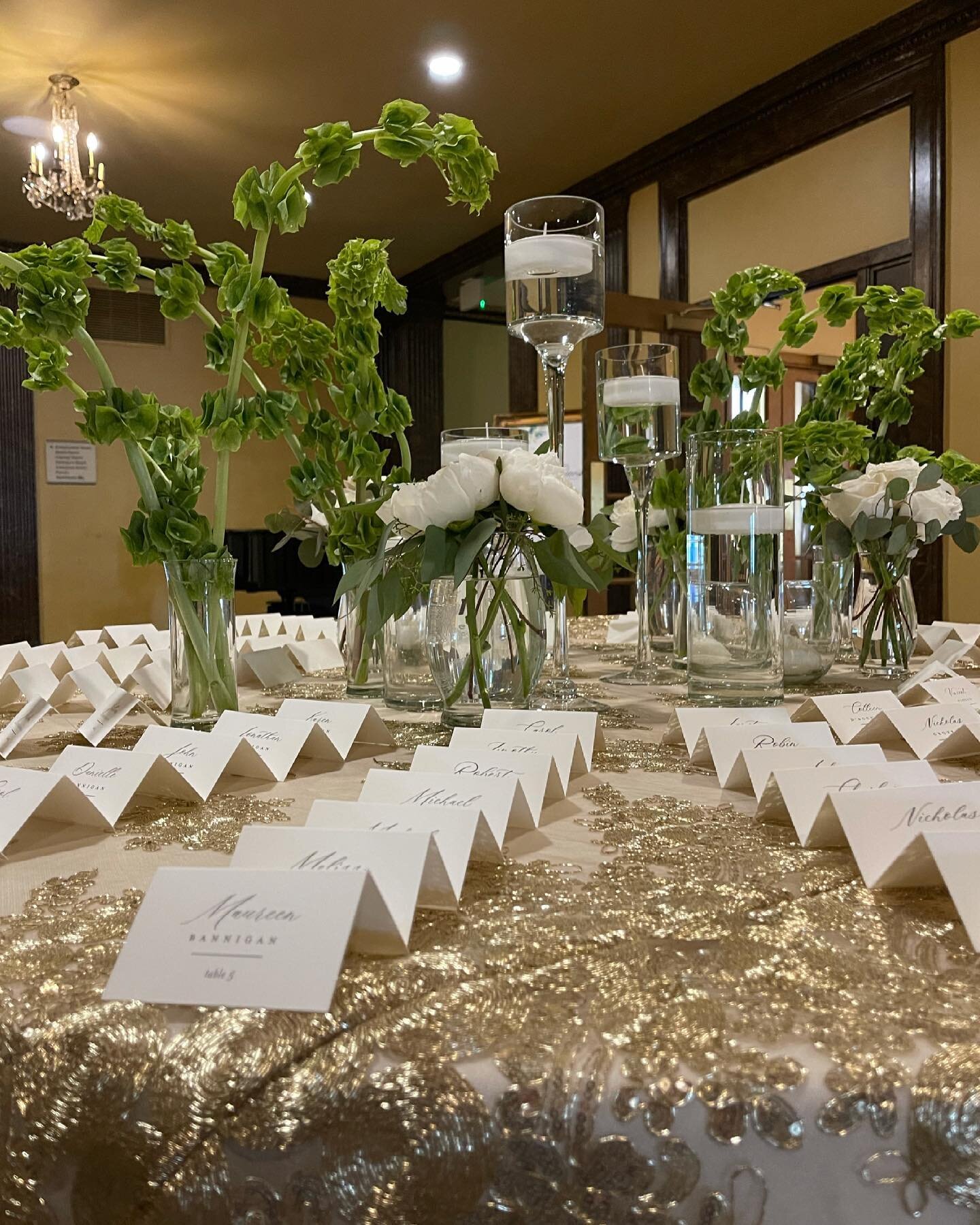 Wow your guests with a beautiful entrance table ✨✨🌿
.
.
.
Venue ✨ @marriottsyracusedowntown 
Floral 🌿 @whistlestop_florist 
Speciality Linen ⭐️ @lizschaircoverrentals 
.
.
.

#flowerstagram #weddingdetails #floral #flowerarrangement #luxurywedding 