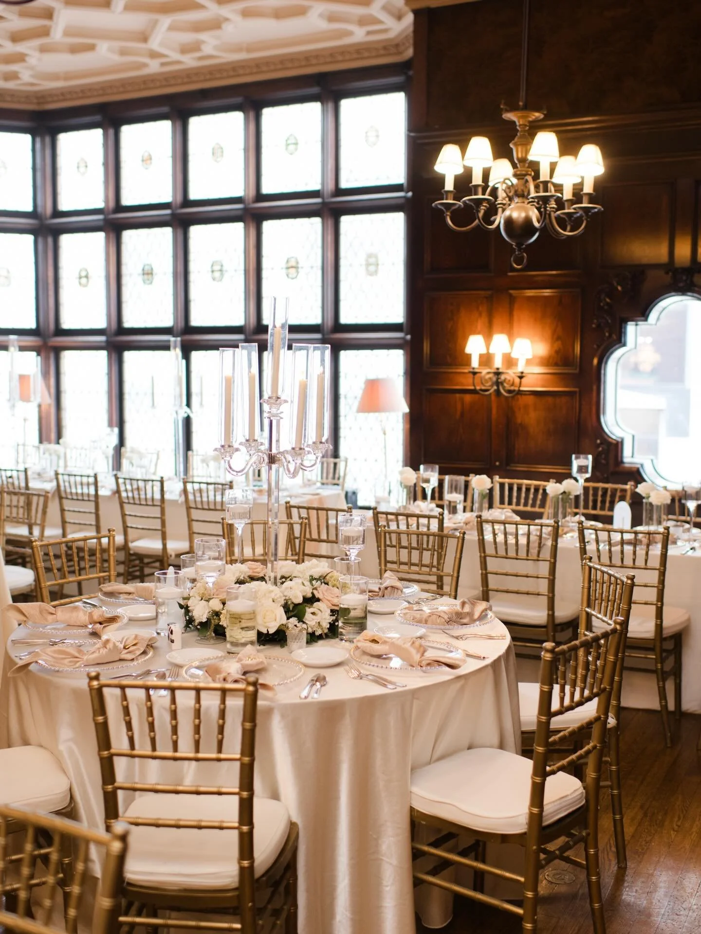 🤍🥂🤍🥂🤍🥂
.
.
.
Venue @fortschuylerclub 
Photographer @erincoveycreative 
Flowers @beckyscustom 
Rentals @lizschaircoverrentals