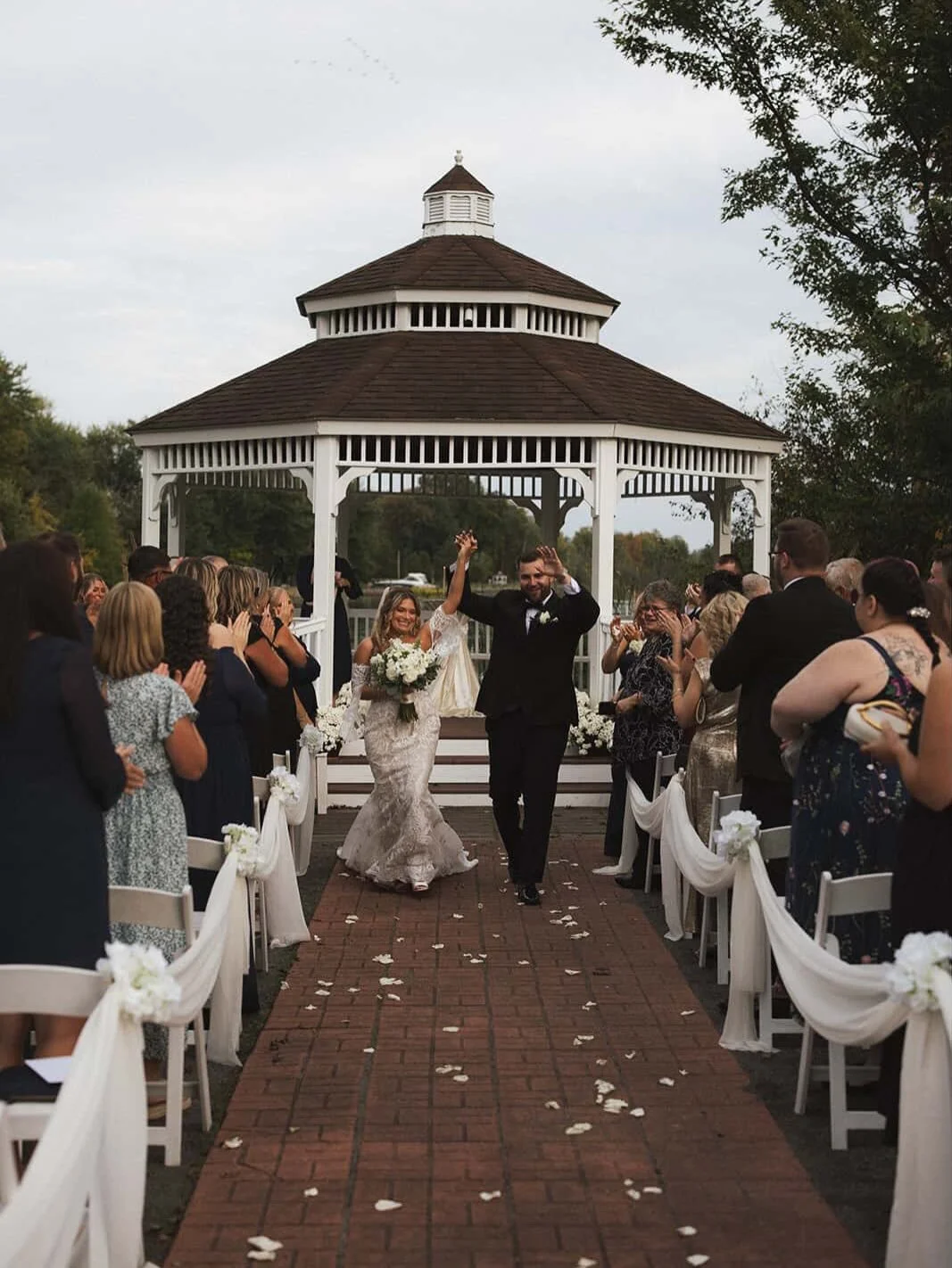 🤍🤍🤍
.
.
.
Photographer @nadja_cerelli_photography 
Venue @timberbankscc 
Fabric draping @lizschaircoverrentals