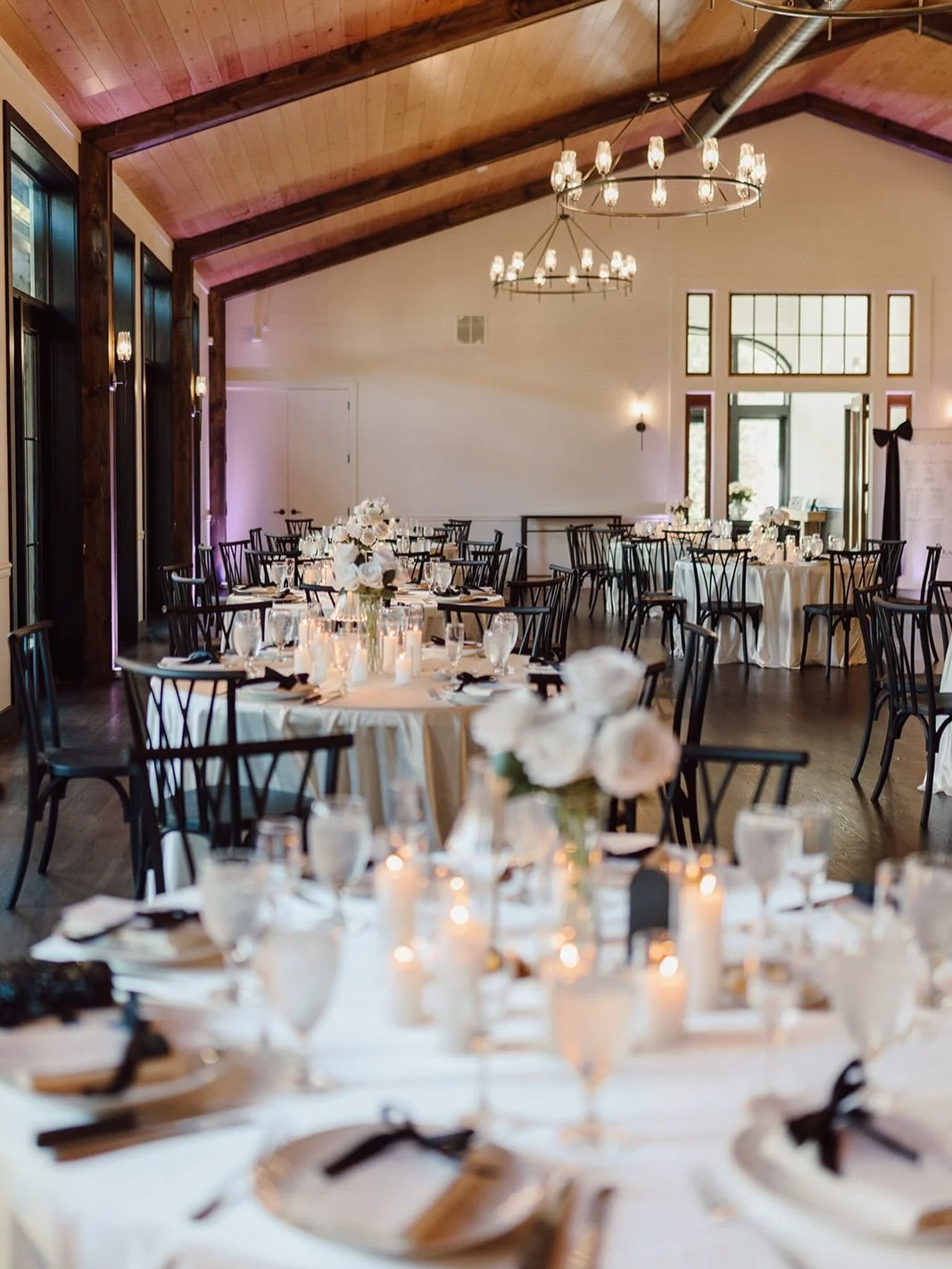 The Beautiful Munro 🤍
.
.
.
Venue @events_at_munro 
Photography @madisonnvaughn 
Linens @lizschaircoverrentals