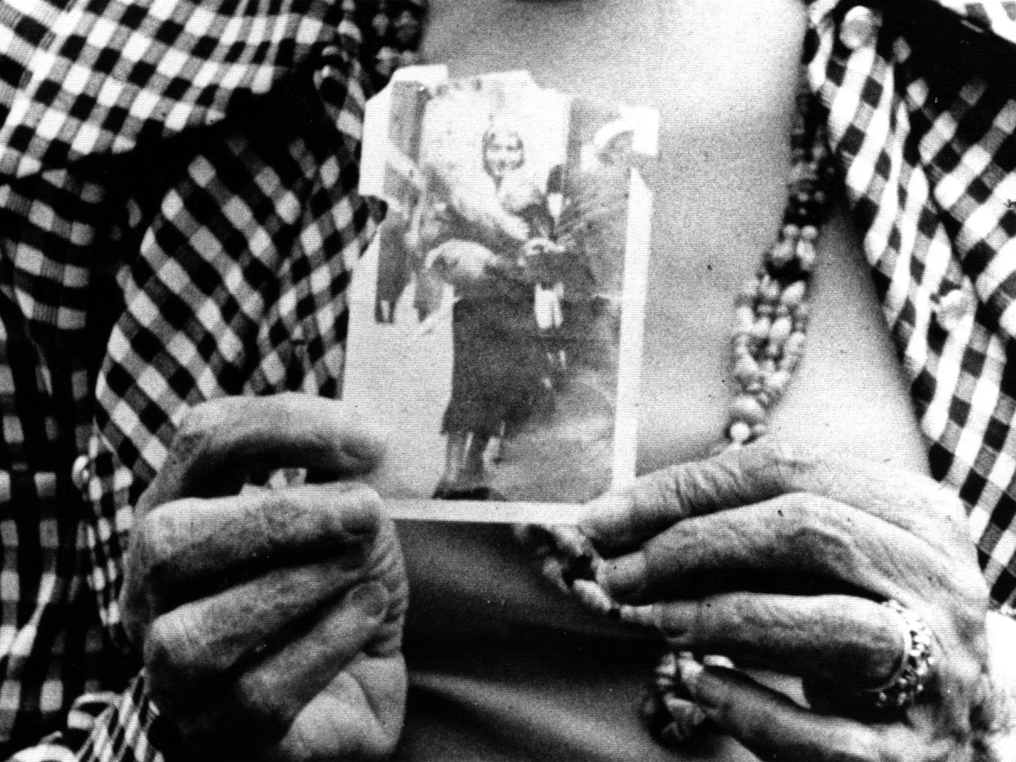 Ciao Bella Betzy Bromberg 1978 / 13 minutes / USA / 16mm / sound Ciao Bella shows a world of crowded, kinetic New York streets and hauntingly empty interior spaces, graced briefly by wisps of childish energy and the provocation of nearly naked women. Bromberg deftly contrasts that vibrant exuberance with a sense of devastating loss and the effect is at once brazenly personal (if elliptical) and incredibly powerful. Unfolding desire merges with the ever-present reality of the threat of losing what you love. -Holly Willis