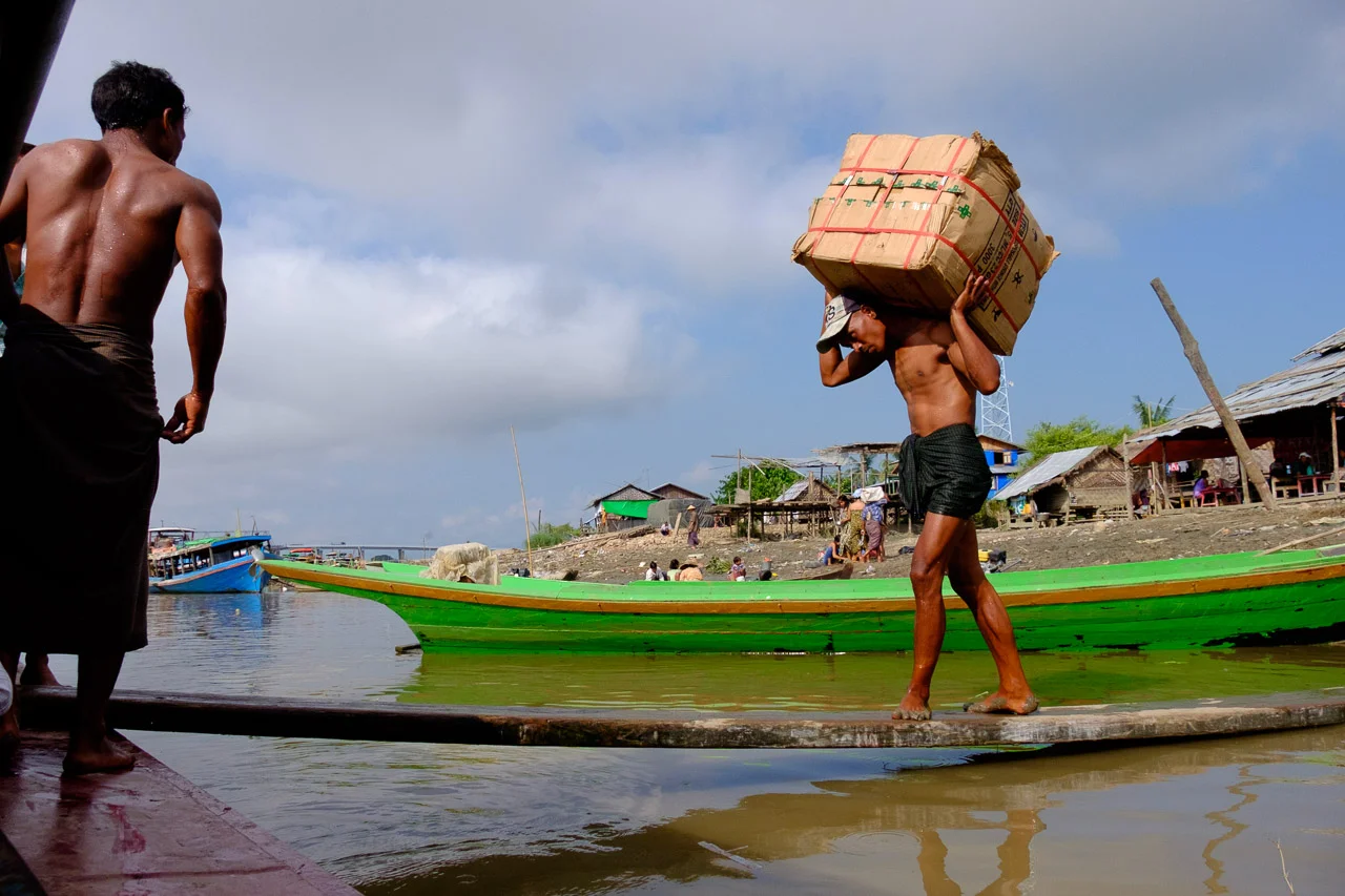  Loading cargo during a 19 hour boat ride on the Irrawaddy, from Katha to Mandalay.&nbsp;  Burma 2015 - Francesco Vicenzi Photography 