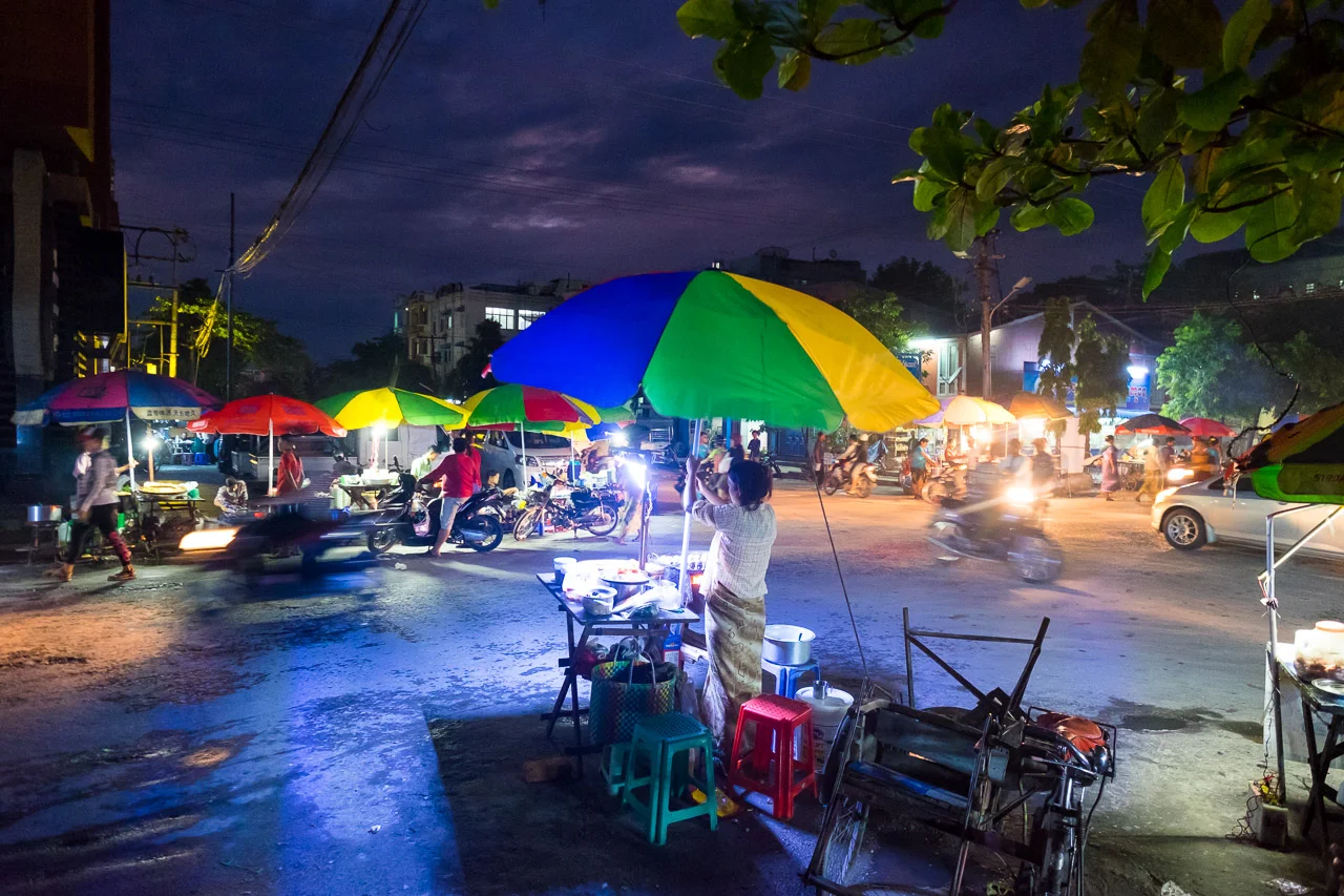  Street food vendor in a night market in Mandalay downtown.  Burma 2015 - Francesco Vicenzi Photography 