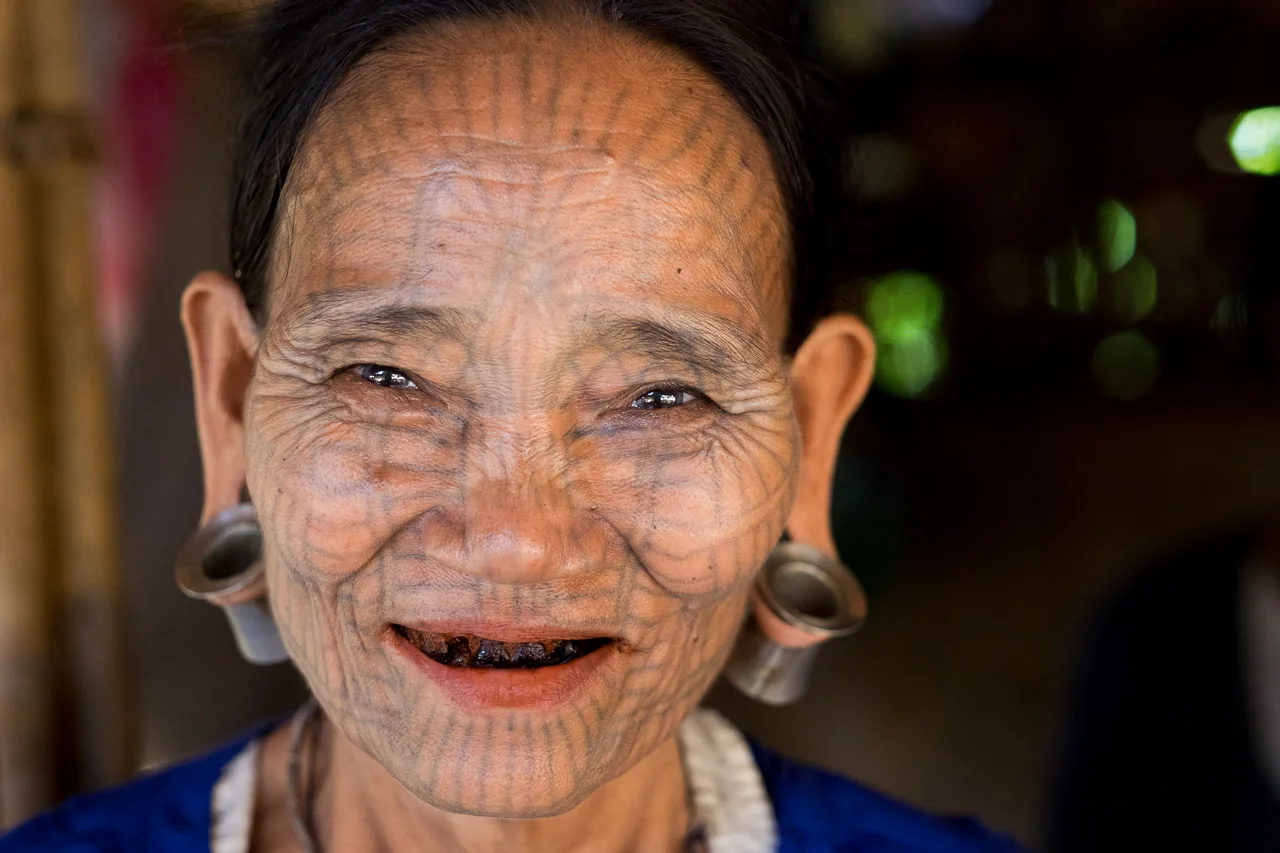  Portrait taken in remote Chin village in Burma. Banned in the 1960s by the Burmese Government, the practice of tattooing girls' faces aimed to disguise their beauty and protect them from abductions by the king. Another theory states that the tattooes simply mark the belonging to a specific tribe.&nbsp;Burma 2015 - Francesco Vicenzi Photography 