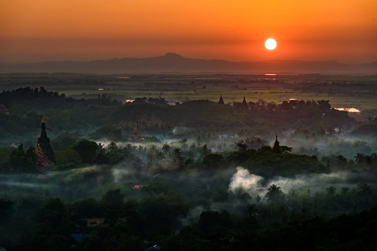  A view of Mrauk U temples at sunset. Characterised by a distinctive architecture, Mrauk U temples are attracting increasing numbers of international travellers as well a local visitors from the nearby town of Sittwe.  Burma 2015 - Francesco Vicenzi Photography 