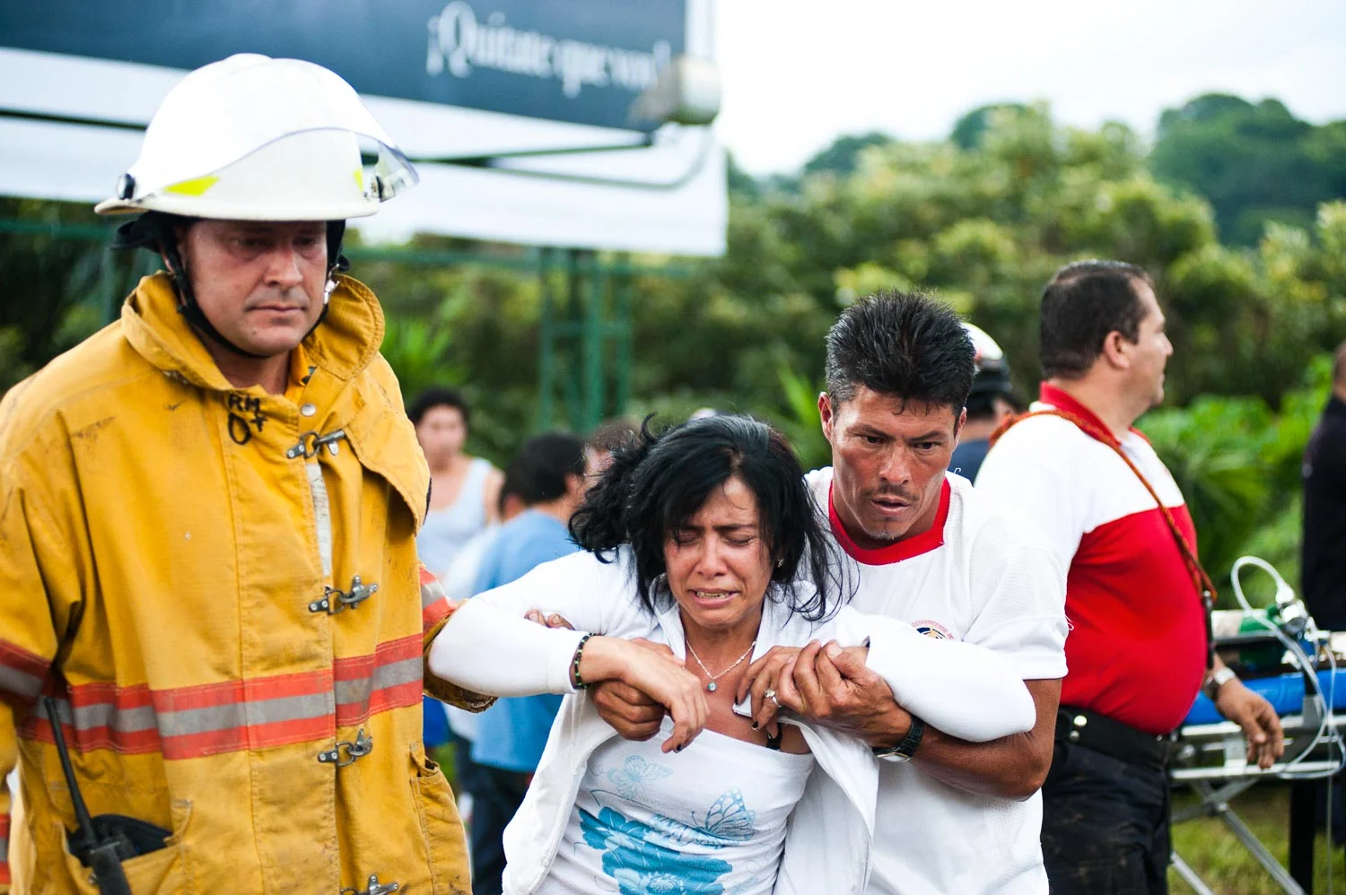  Bus to Alajuela fell into a river in La Oruja after crashing on the highway killing 2 people -&nbsp;Francesco Vicenzi / Tico Times 