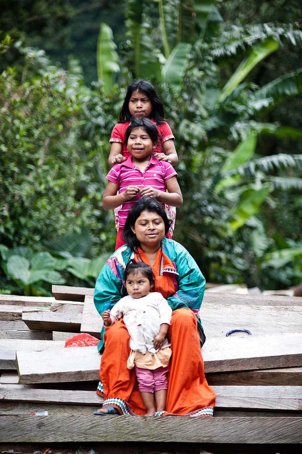 Panama, Chiriquì Boquete - A Ngöbe Buglé Indians family. francesco Vicenzi 