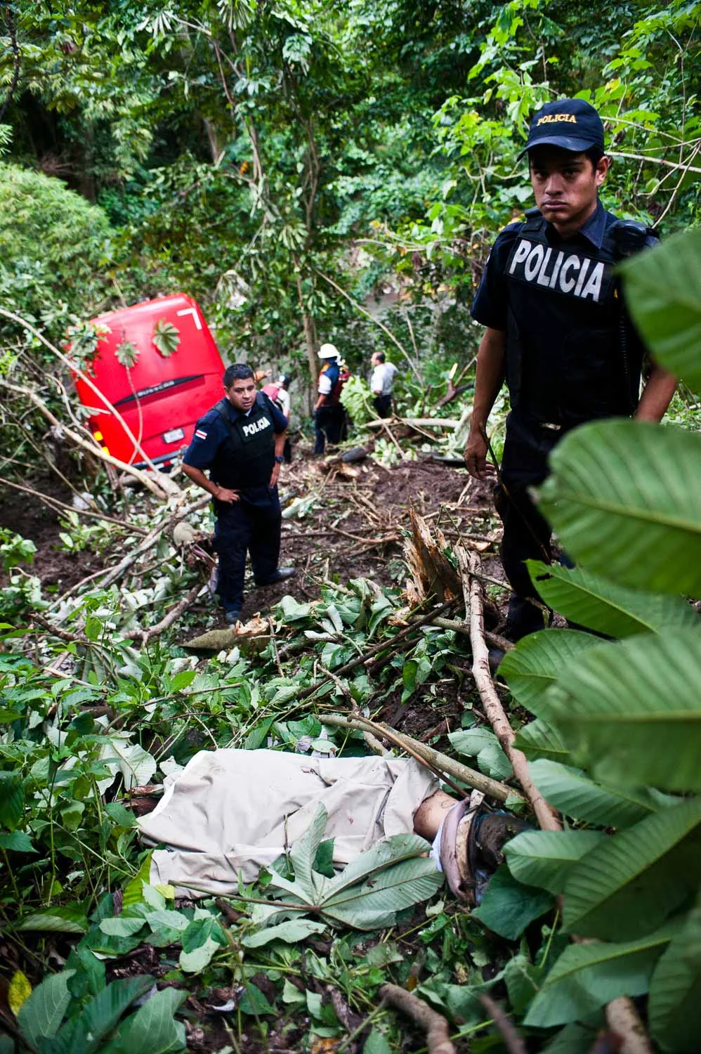  Bus to Alajuela fell into a river in La Oruja after crashing on the highway killing 2 people - the corpse are shown in Bus 01 and bus 04 - bus 02 family of the victims - Francesco Vicenzi / Tico Times 