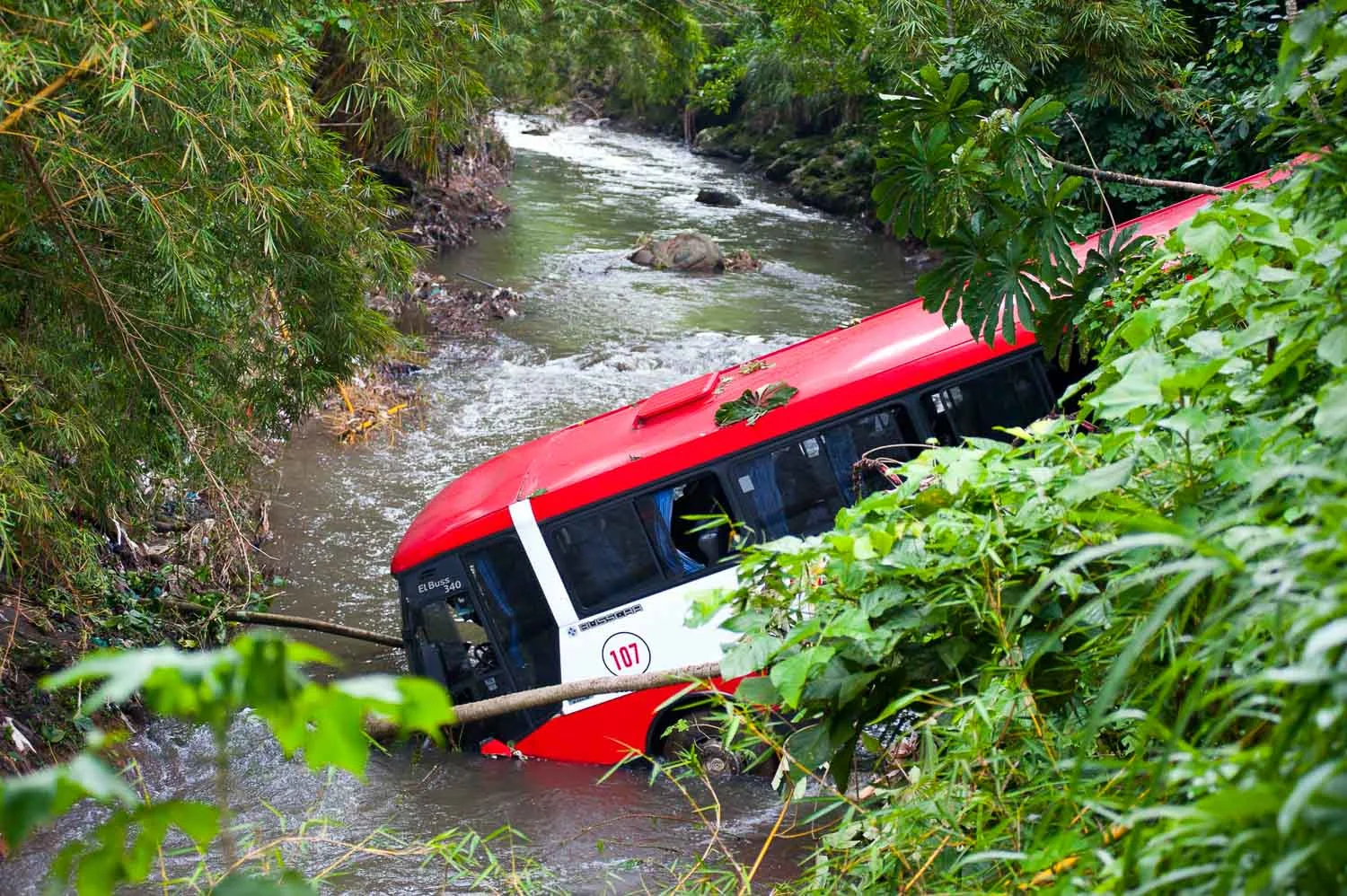  Bus to Alajuela fell into a river in La Oruja after crashing on the highway killing 2 people - the corpse are shown in Bus 01 and bus 04 - bus 02 family of the victims - Francesco Vicenzi / Tico Times 