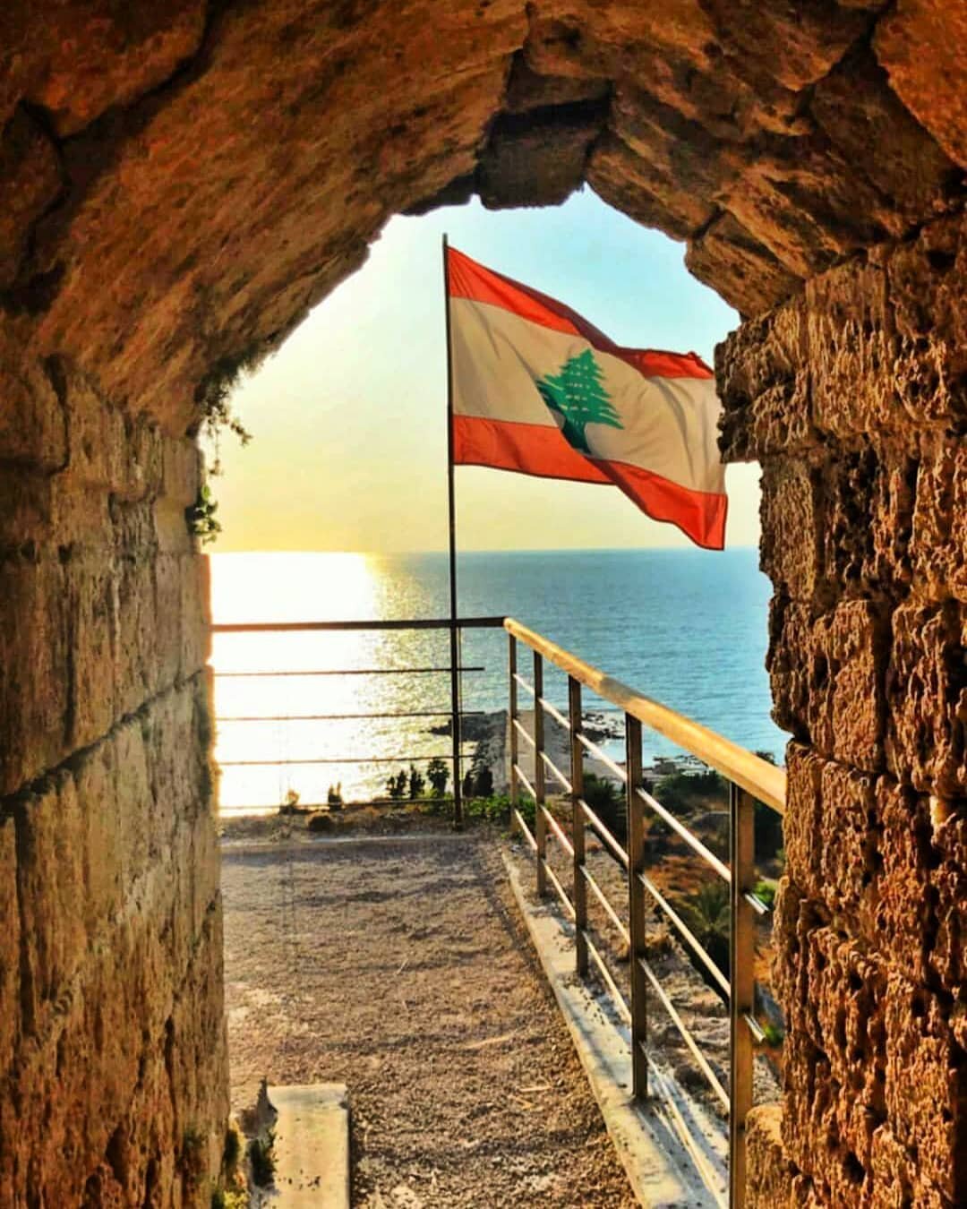 🇱🇧will rise again🇱🇧
📌 Crusader's castle, Byblos ➖➖➖➖➖➖➖➖➖➖➖➖ .
A castle from the 12th century AD built on the remains of roman and phoenician limestones.
N.B. Do not miss the roman amphitheater
.
📸: @nicolasorensen
.
Lebanon is a country rich i