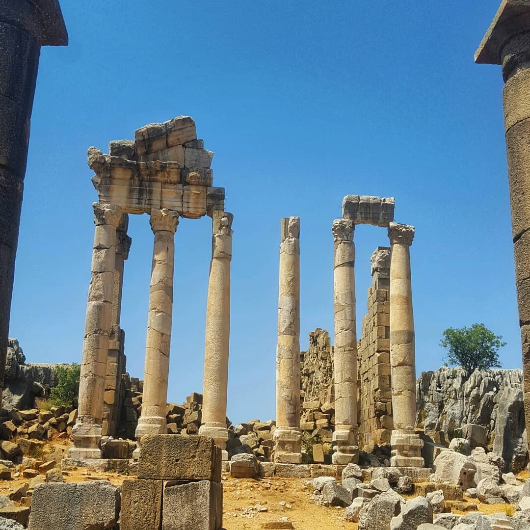 🇱🇧 Temples &amp; Ruins 🇱🇧 
📍 Faqra kfardebian, Mt Lebanon
.
.
-At Faqra you can find a 2500 years old site:
#roman, #phoenician, #byzantines and #greek heliopolis at the top of the mountains on an elevation of 1500m..
(The exact date still not a