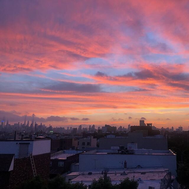 #Sunset over babylon...
#NYC.
.
.
.
.
#newyork #nycskyline #nycsunset #newyorker #nativenewyorker #nycity #mycity #sunsetporn #skyporn #nyny #newyorkny #staringoffintothesunset