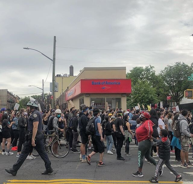 Street scene during the #BLM protests on the streets of #Astoria. ✊🏼✊🏽✊🏾
.
.
.
.
#nyc #2020 #aq #astoriaqueens #queens #queensny #queensnyc #protest #shutitdown #nojusticenopeace #nycstreets #nycstreetstyle #newyork #newyorkcity #newyorkers #ameri