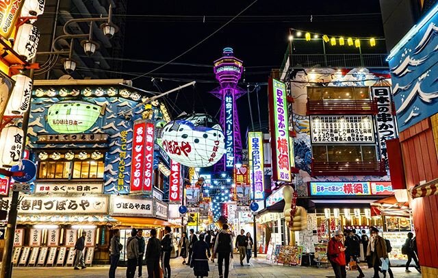 One of my new favourite places...Tsutenkaku in Shinsekai, Osaka.This is an awesome place to visit at night with all the lights on! Also, good to come here hungry - the kushi-katsu street shops (deep fried goodness) are amaaazing. 🤤👌 #osaka #tsutenk